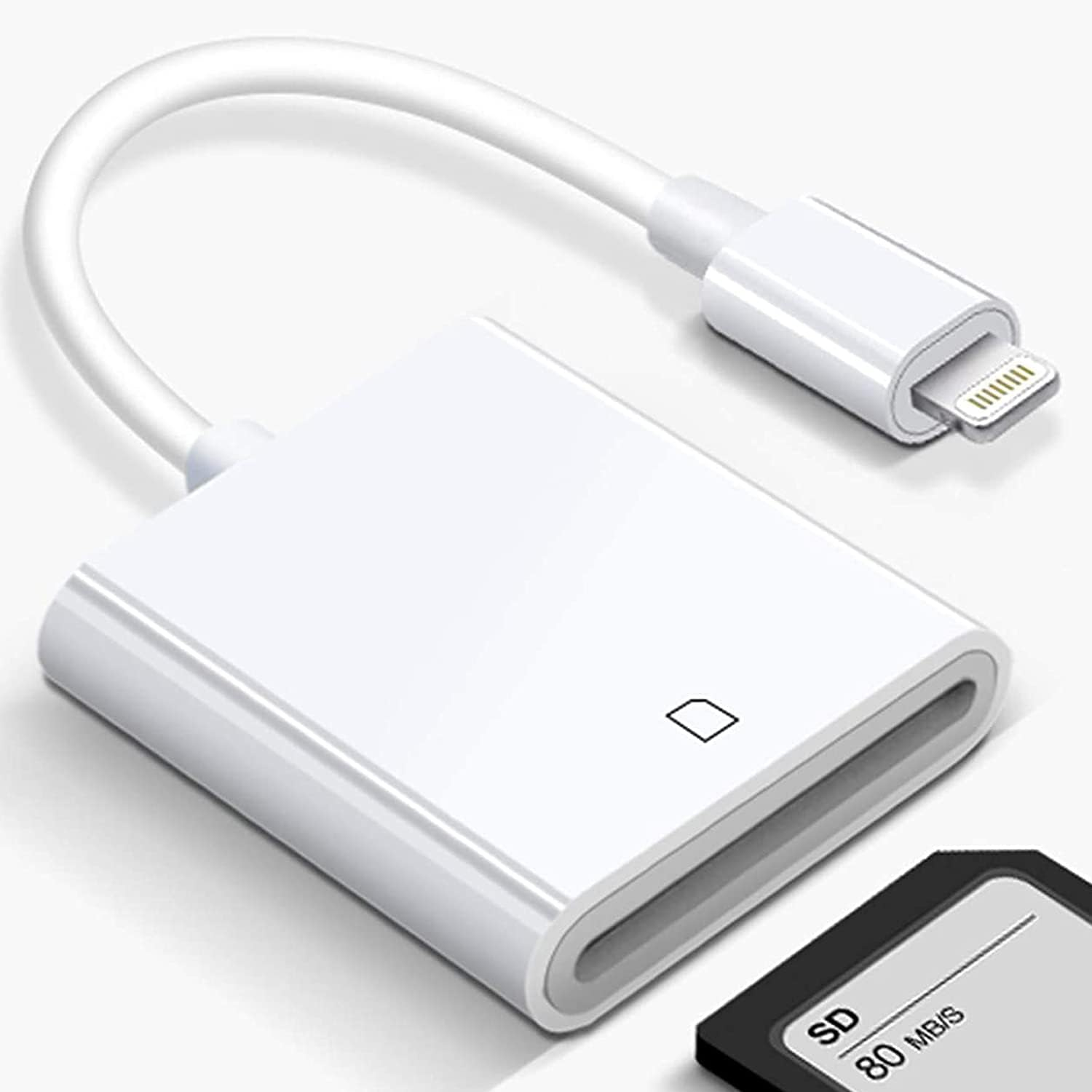 Ein weißer Kartenleser mit Kabel und Lightning-Anschluss. Eine SD-Karte befindet sich in der Nähe.