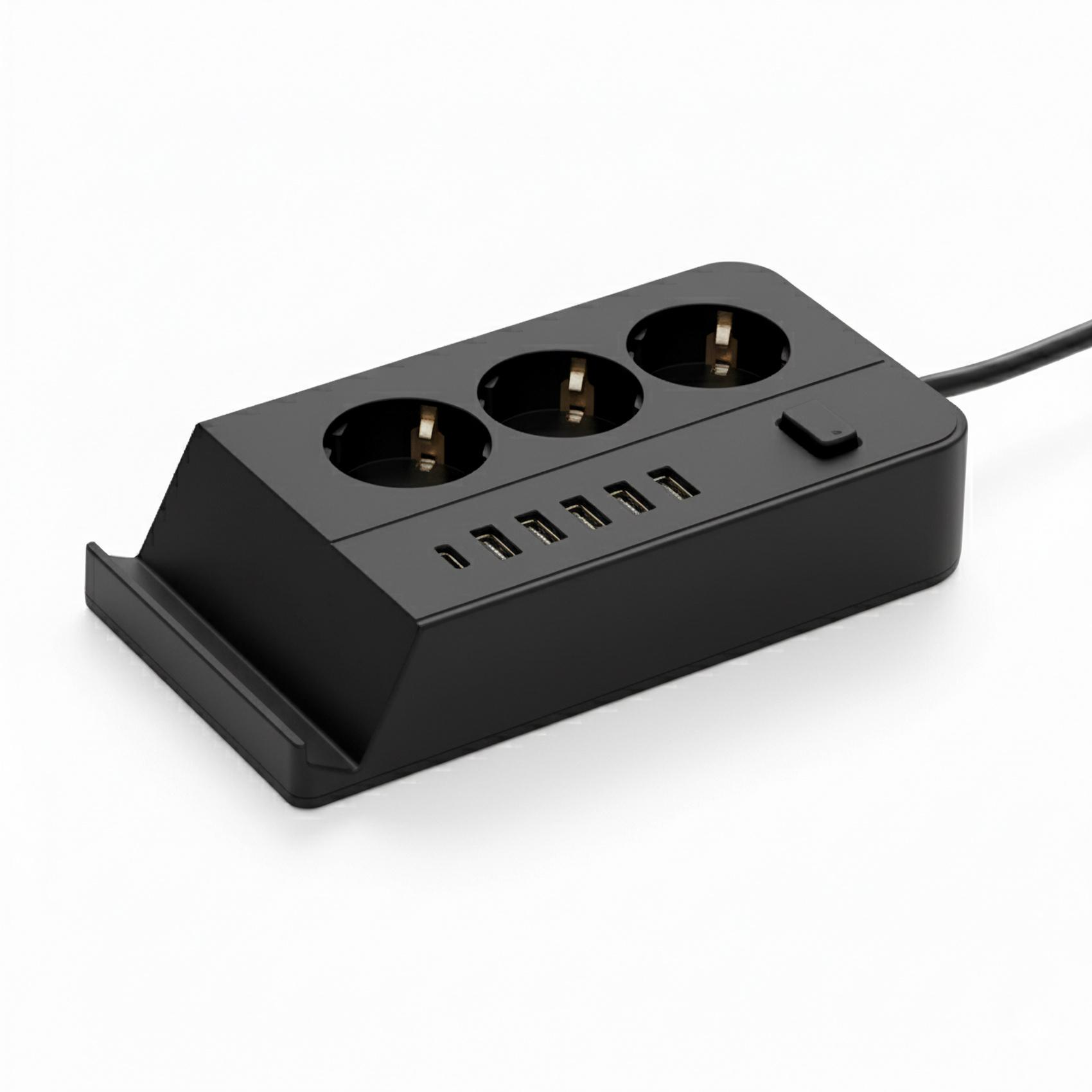 Ein schwarzer Stecker mit drei Steckdosen, sechs USB-Anschlüssen und einem Einschalter auf weißem Untergrund.