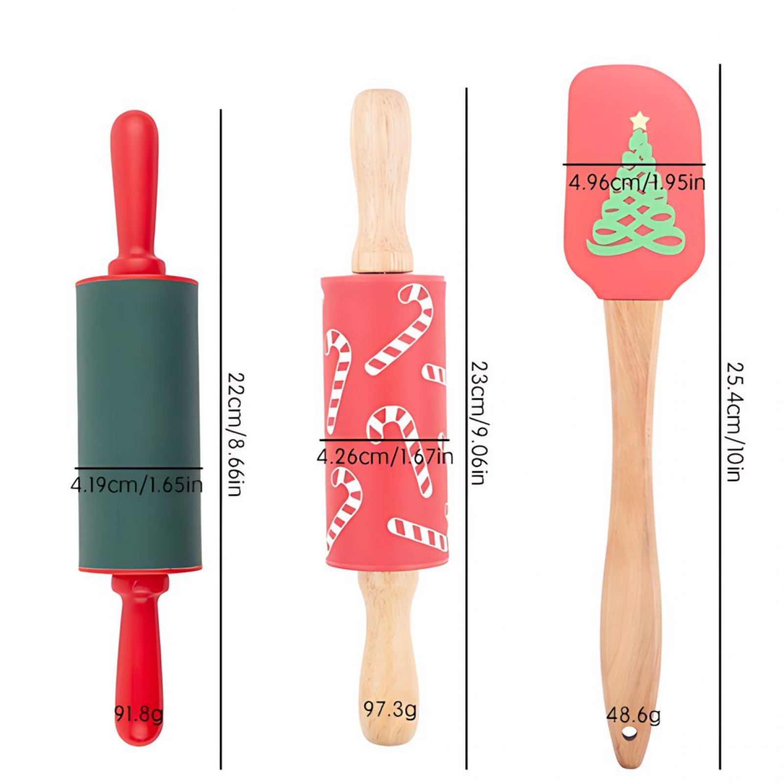 Drei Küchenutensilien: eine Teigrolle, eine mit Zuckerstangen gemusterte Teigrolle und ein Spatel mit Weihnachtsbaum-Design.