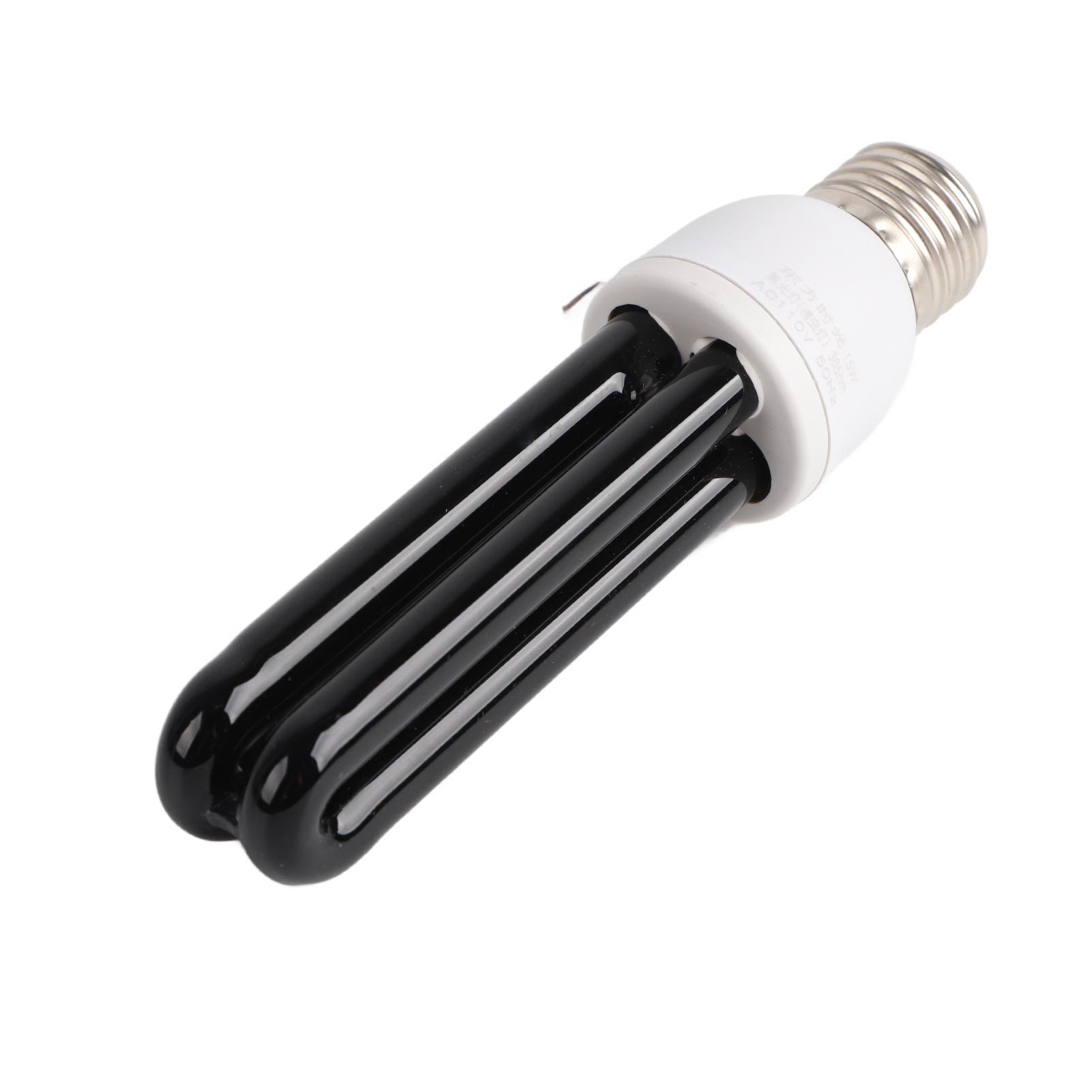 Eine Kompaktleuchtstofflampe. Sie hat drei schwarze, gebogene Röhren und einen weißen Sockel auf weißem Hintergrund.