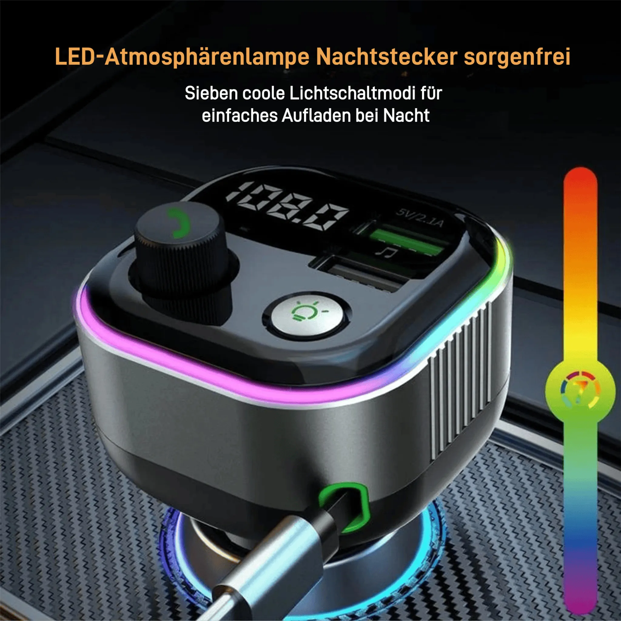 Schwarzes und silbernes Autoladegerät mit bunten Lichtern. Es hat einen Bildschirm mit 108.0. Ein Ladekabel ist angeschlossen.