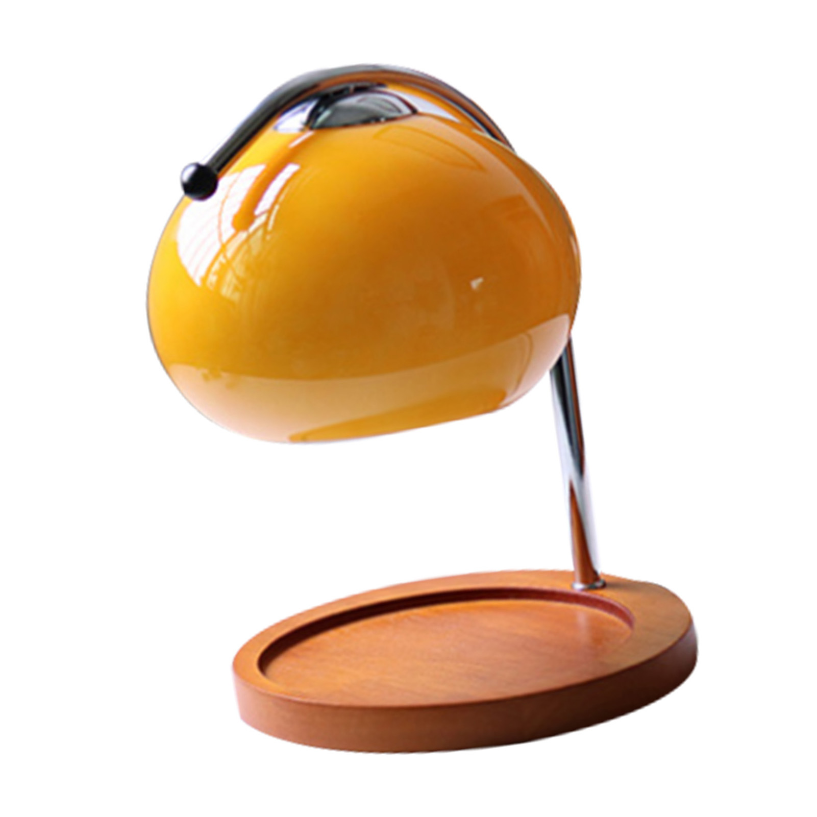 Eine gelbe Lampe mit verchromtem Ständer und Holzsockel. Die Lampe hat eine runde Form und einen schwarzen Akzent.