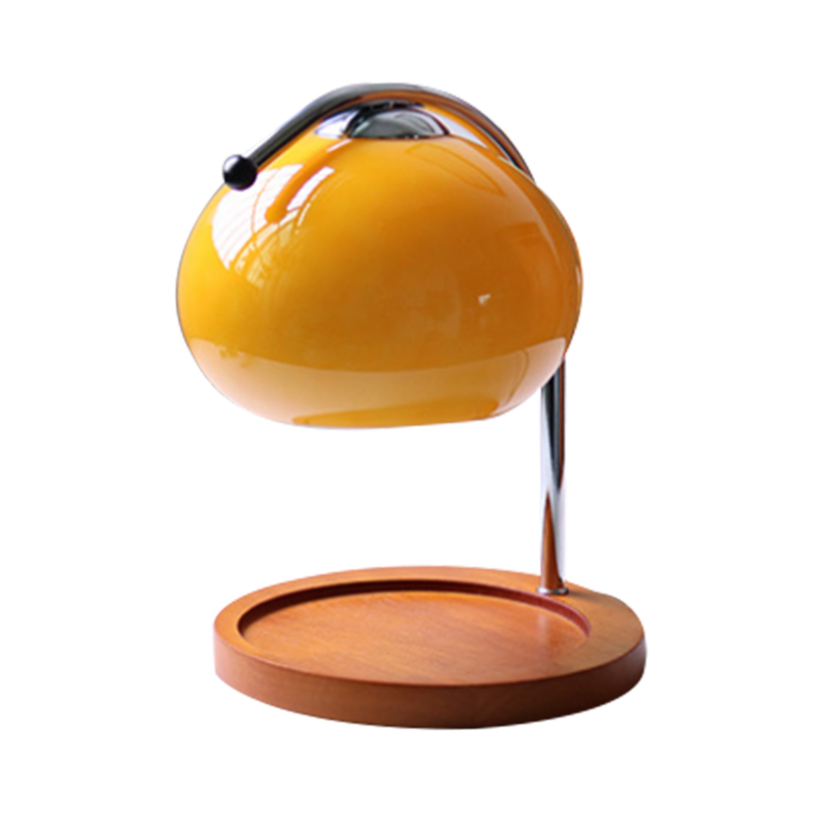 Eine moderne Lampe mit gelbem Glasschirm, Chromrahmen und Holzsockel. Die Lampe ist auf weißem Hintergrund isoliert.
