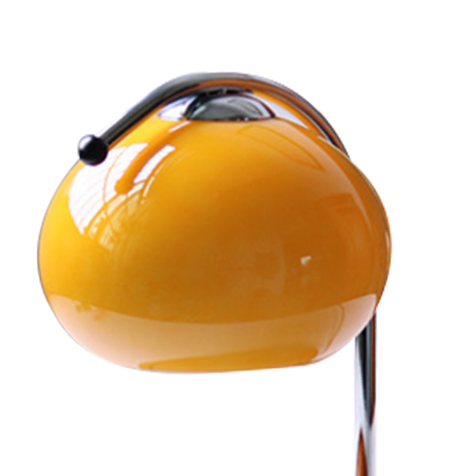 Eine moderne gelbe Lampe mit Chromständer. Die Lampe hat einen runden Schirm und eine kleine schwarze Kugel oben.