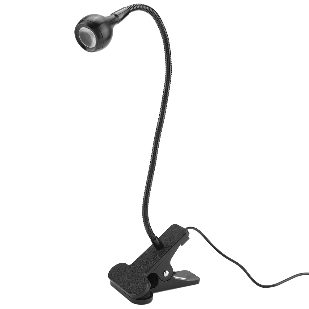Eine schwarze LED-Schreibtischlampe zum Anklemmen. Die Lampe hat einen flexiblen Hals und einen runden Lampenkopf. Der Clip befindet sich am Boden.