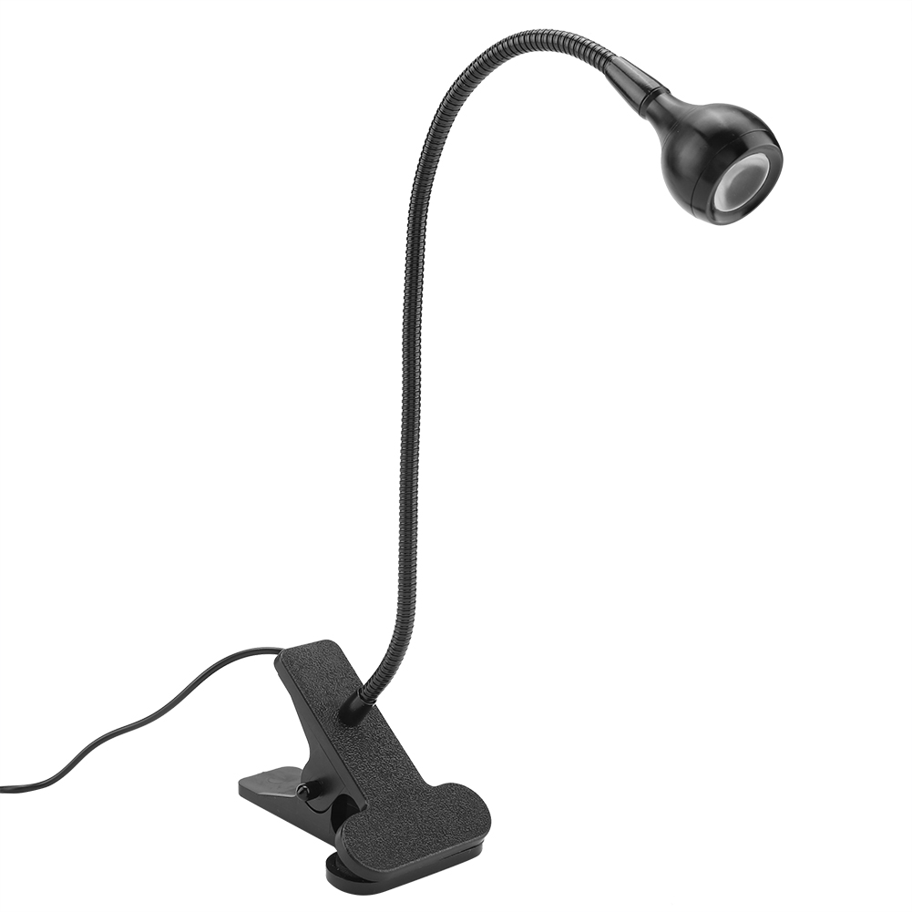 Eine schwarze Schreibtischlampe mit flexiblem Hals und Clip-on-Basis. Die Lampe ist eingeschaltet. Der Hintergrund ist weiß.