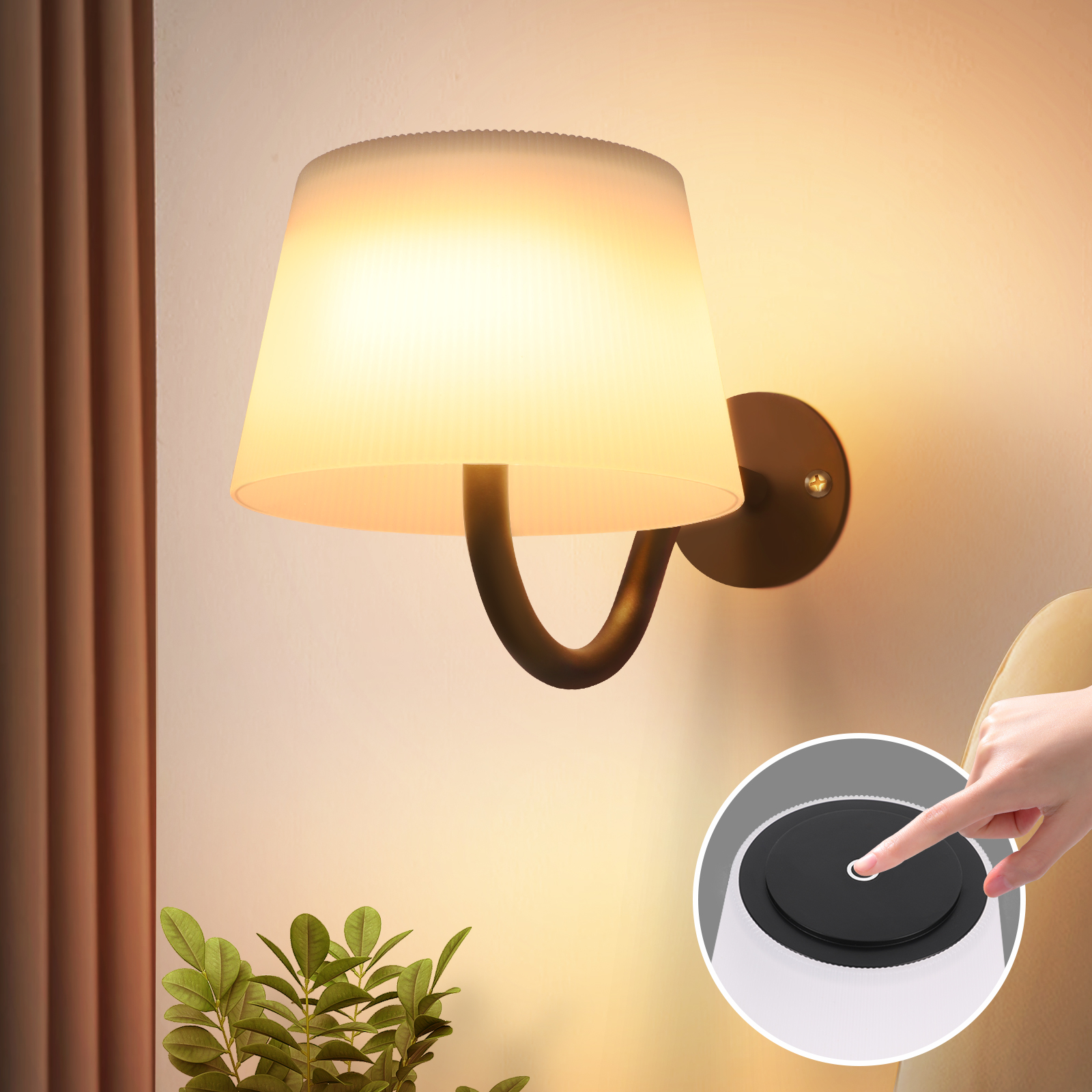 Lampada da parete con paralume bianco. Una mano tocca un piccolo pulsante per azionare la lampada.