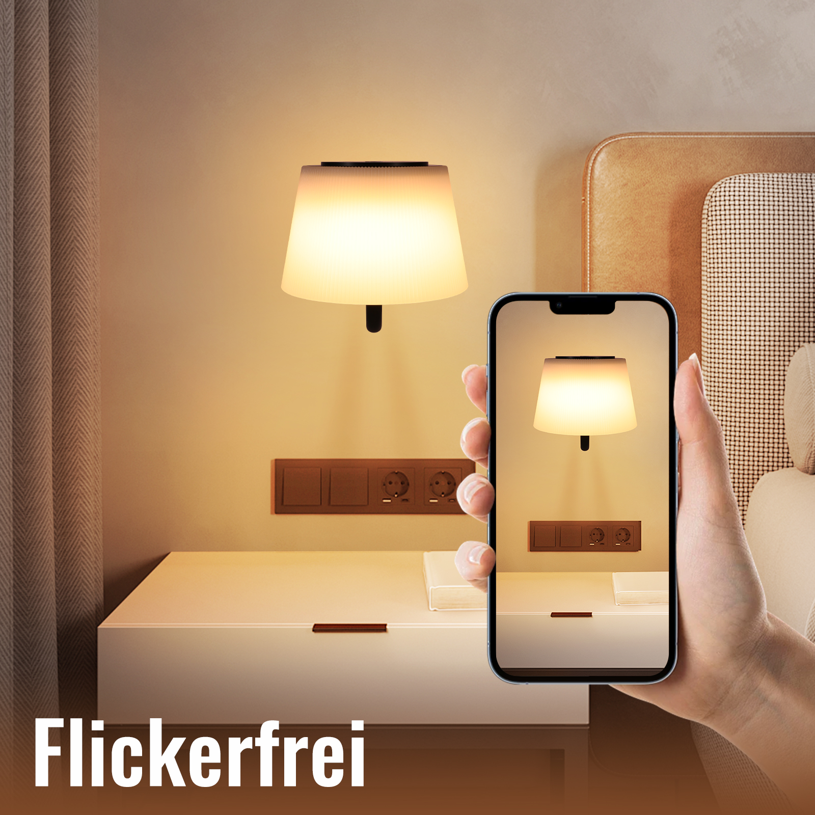 Una mano tiene un telefono che mostra una lampada. Sono visibili una lampada da parete, prese di corrente e un comodino. La parola Flickerfrei è in basso.