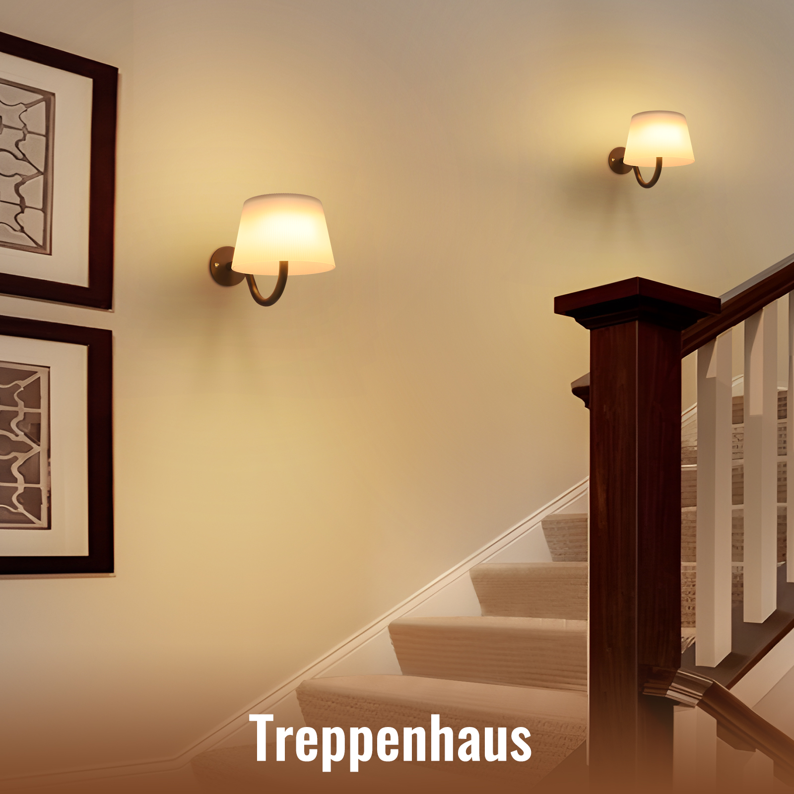 Una escalera con dos lámparas de pared. Hay dos cuadros enmarcados a la izquierda. La palabra 'Treppenhaus' está abajo.