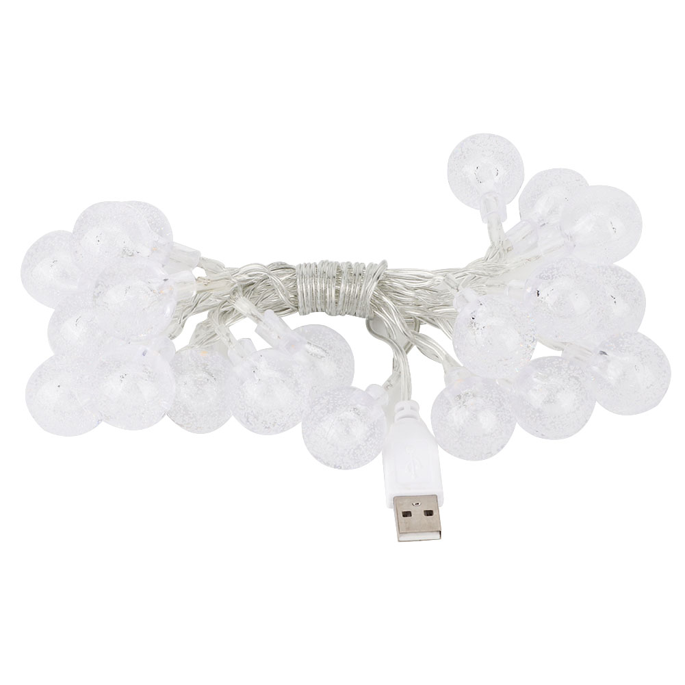 Eine Lichterkette mit klaren Kugellampen und einem USB-Stecker. Die Lichter sind gebündelt, das Kabel ist silberfarben.