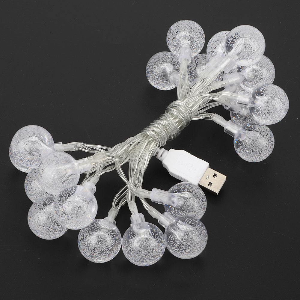 Eine Lichterkette mit durchsichtigen, blasenartigen Lichtern mit weißen Drähten und einem USB-Anschluss auf schwarzem Grund.