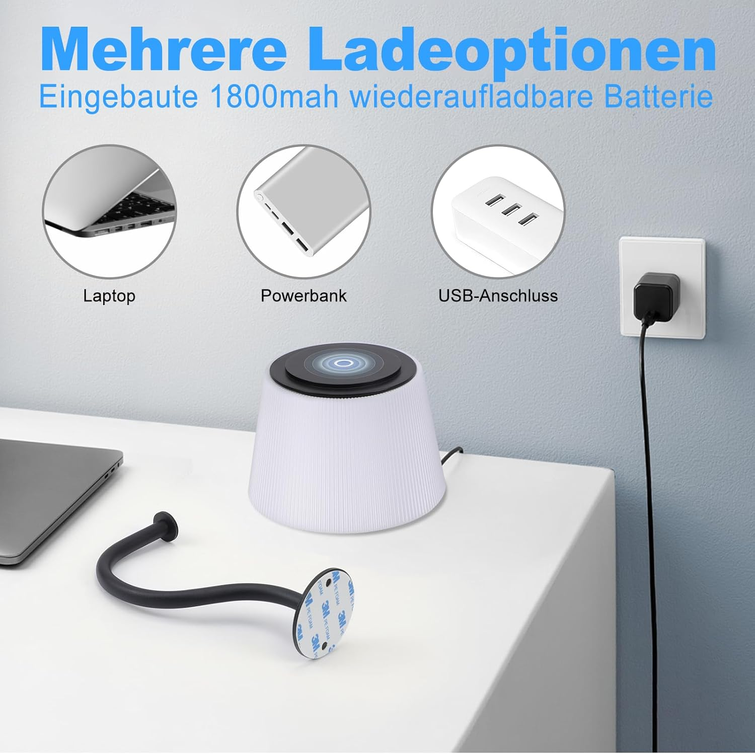 Una lampada bianca con base nera su un tavolo bianco. Un laptop, un power bank e un caricatore USB sono mostrati, insieme a un gancio nero.