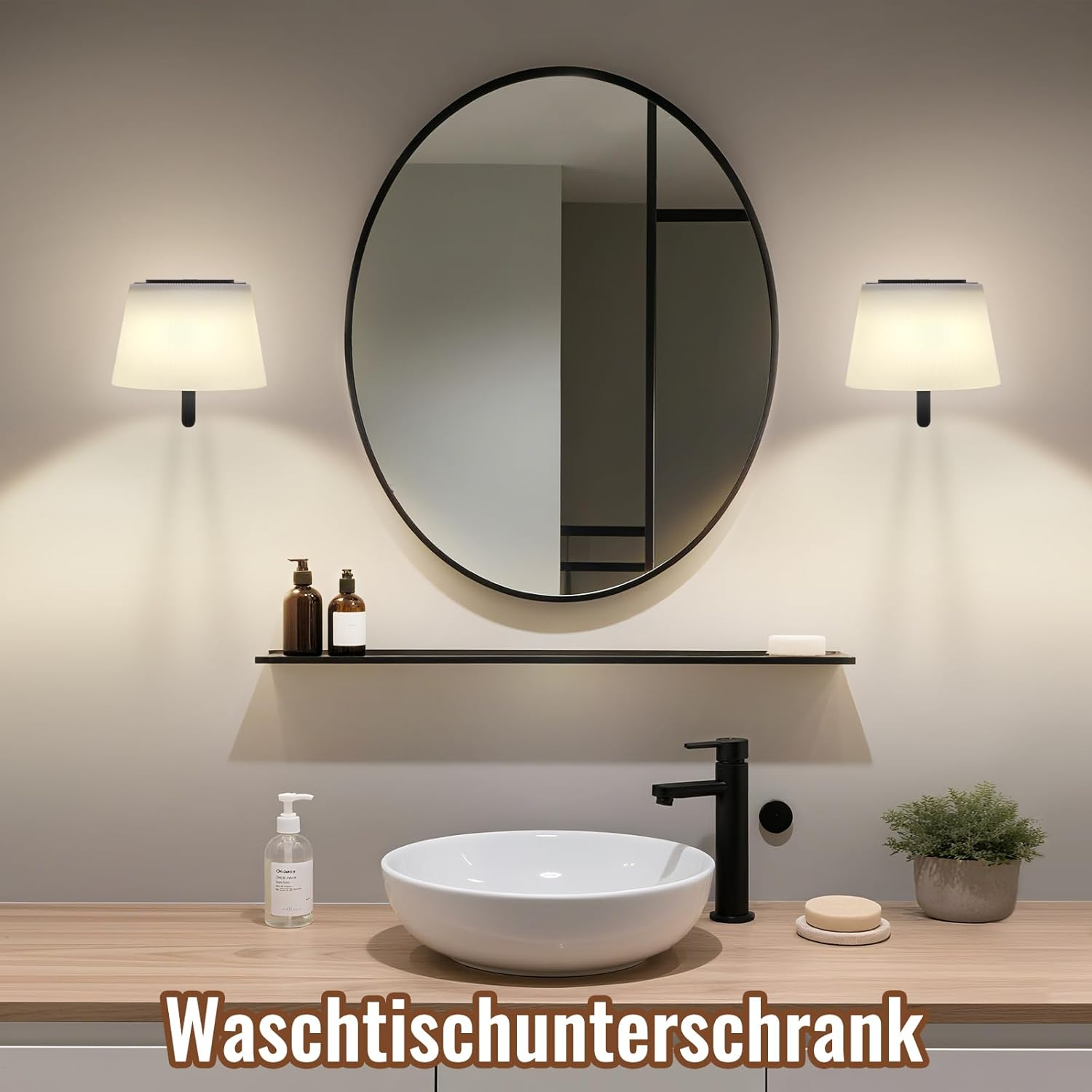 Scena bagno con specchio ovale, lavandino, rubinetto nero, piano in legno, due lampade, mensola con bottiglie e sapone, una pianta.