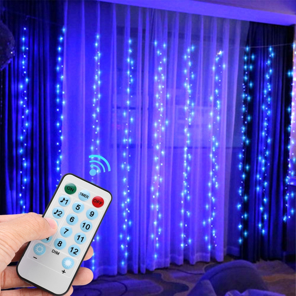 Hand hält Fernbedienung, steuert blaue Lichterketten an einem Vorhang. Die Lichter sind an, mit einem WLAN-Symbol.