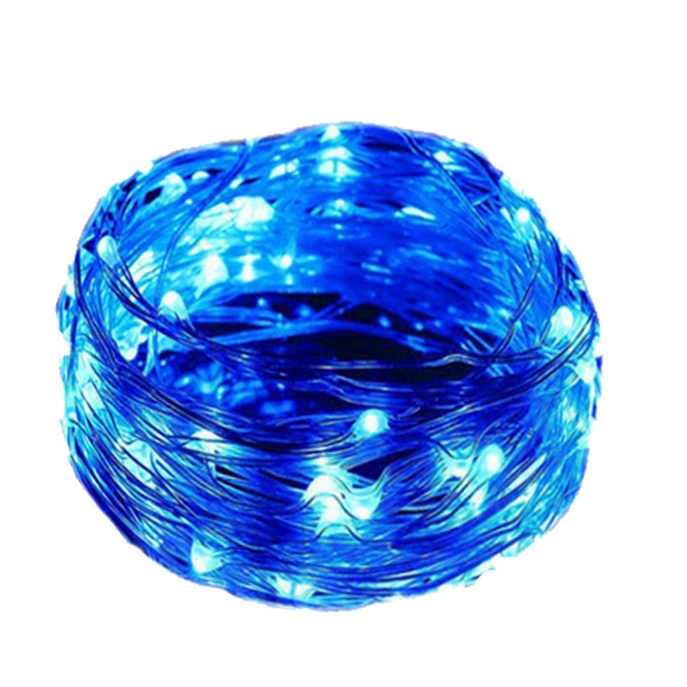 Ein kreisförmiges Bündel blauer Lichterketten auf weißem Hintergrund. Die Lichter sind klein und weiß, mit dünnen blauen Drähten.
