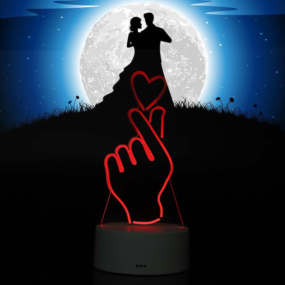 Eine Nachtszene mit einer roten Herzhandgestenlampe vor einem Paar, das vom Mond beschattet wird. Der Hintergrund hat Sterne.