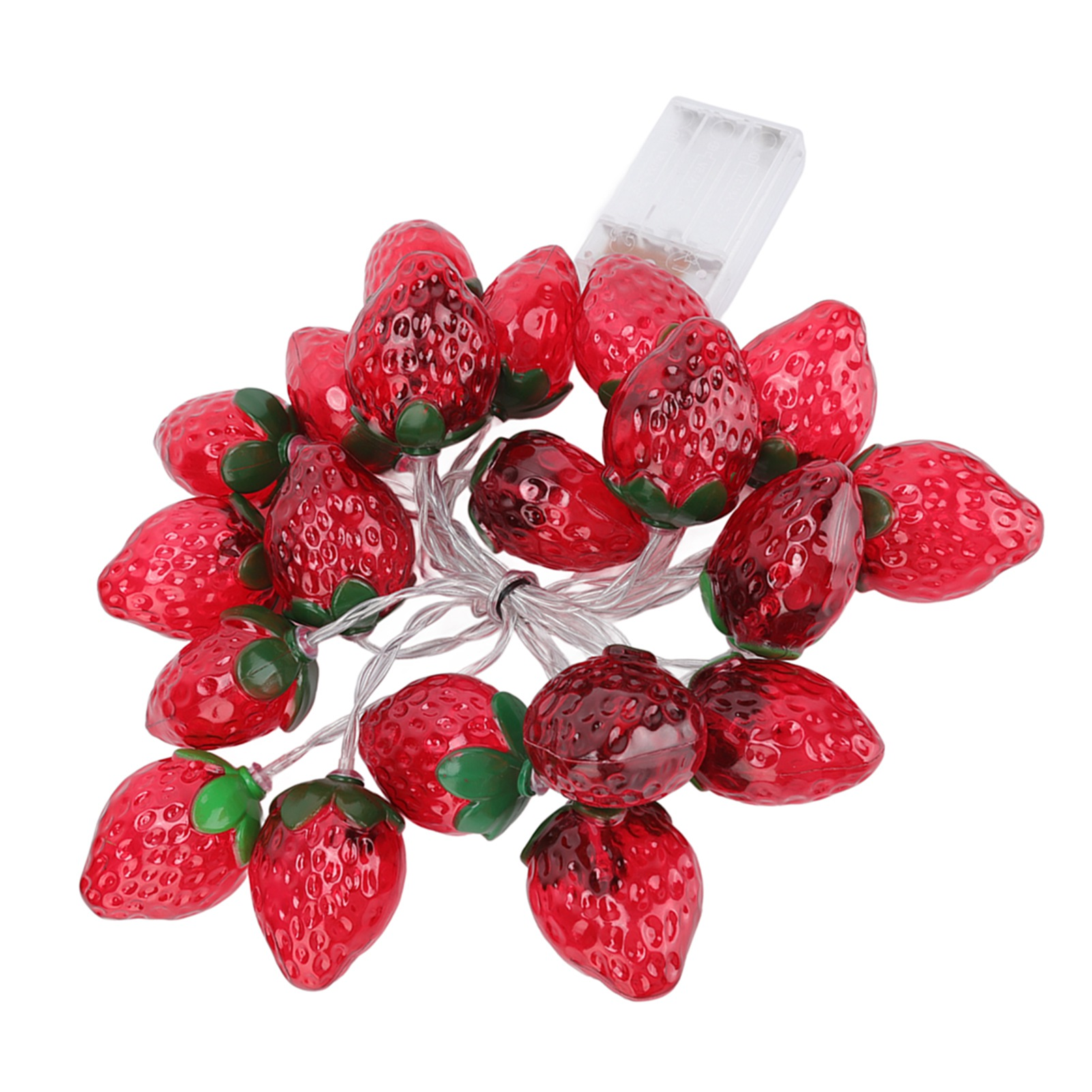 Lichterkette aus roten Erdbeeren mit grünen Blättern. Ein klarer Akkupack ist sichtbar. Isoliert auf Weiß.