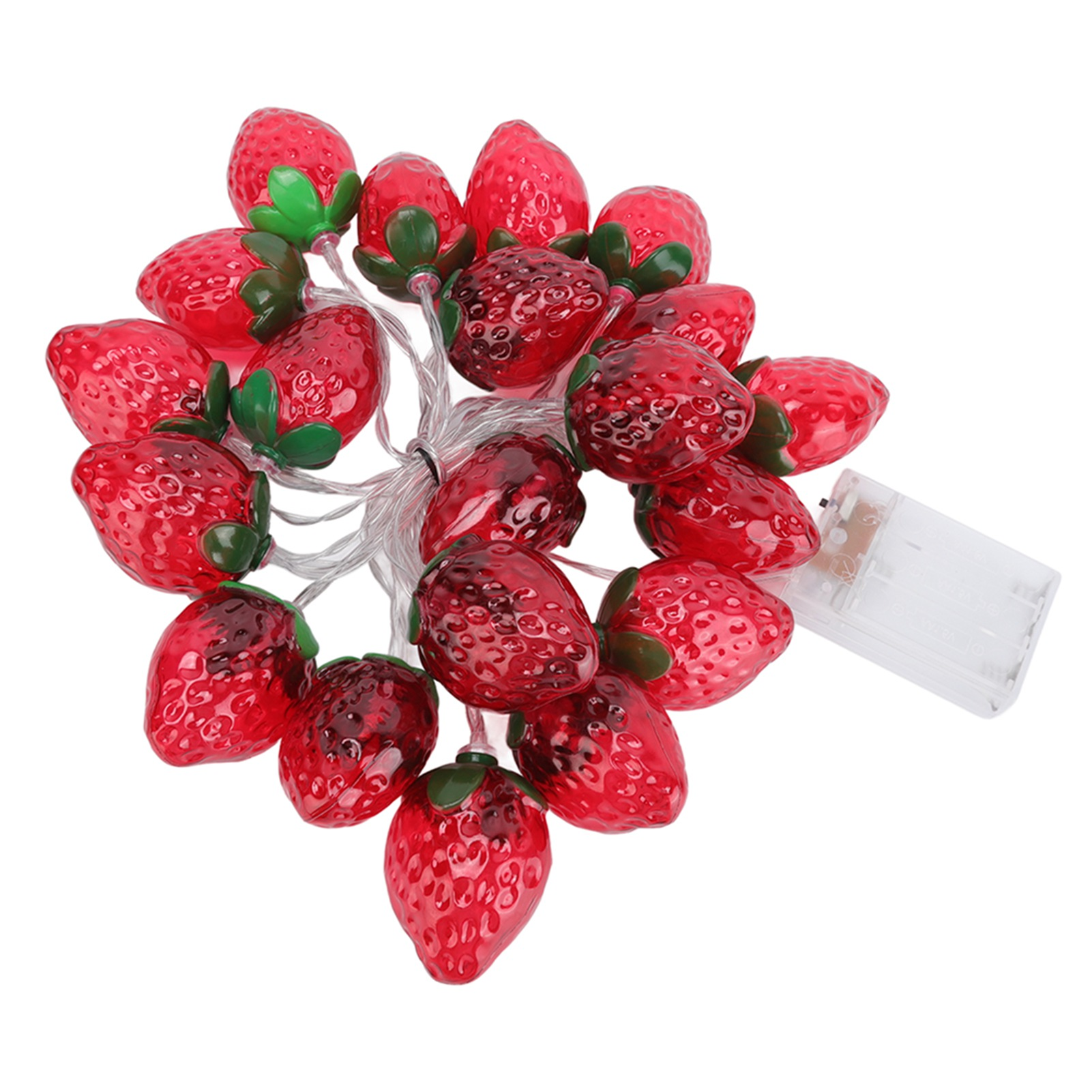 Eine Lichterkette aus roten Erdbeeren mit grünen Blättern. Ein weißes Batteriefach ist angebracht. Weißer Hintergrund.