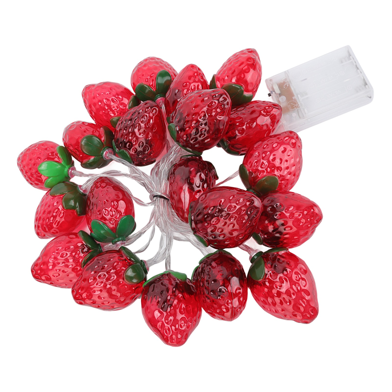 Eine Lichterkette in Erdbeerform. Jede rote Erdbeere hat ein grünes Blatt und ist auf einem durchsichtigen Draht aufgereiht. Ein Akkupack ist sichtbar.