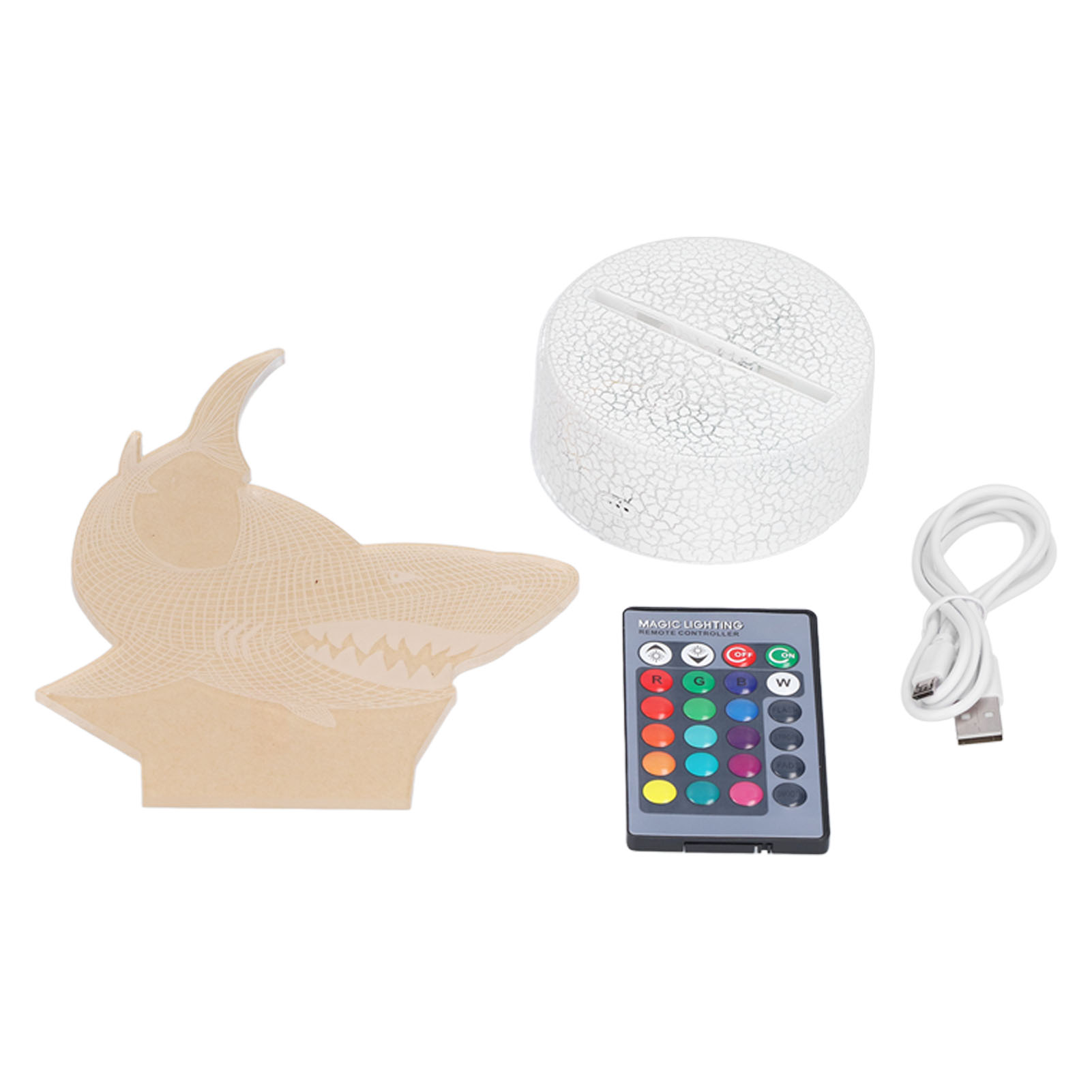 Eine haiförmige Lampe, Sockel, Fernbedienung und Kabel auf Weiß. Die Lampe ist beige und hat ein detailliertes Haidesign.