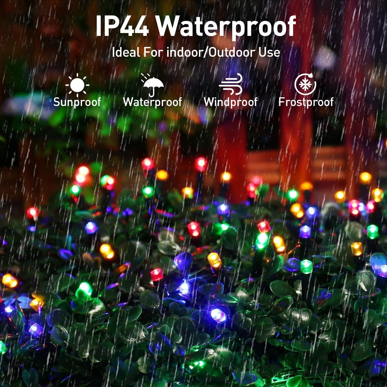 Lichterketten im Regen. Die Lichter sind farbenfroh auf einem Bett aus grünen Blättern. Text: IP44 Wasserdicht, sonnenfest, wasserdicht, winddicht, frostsicher.