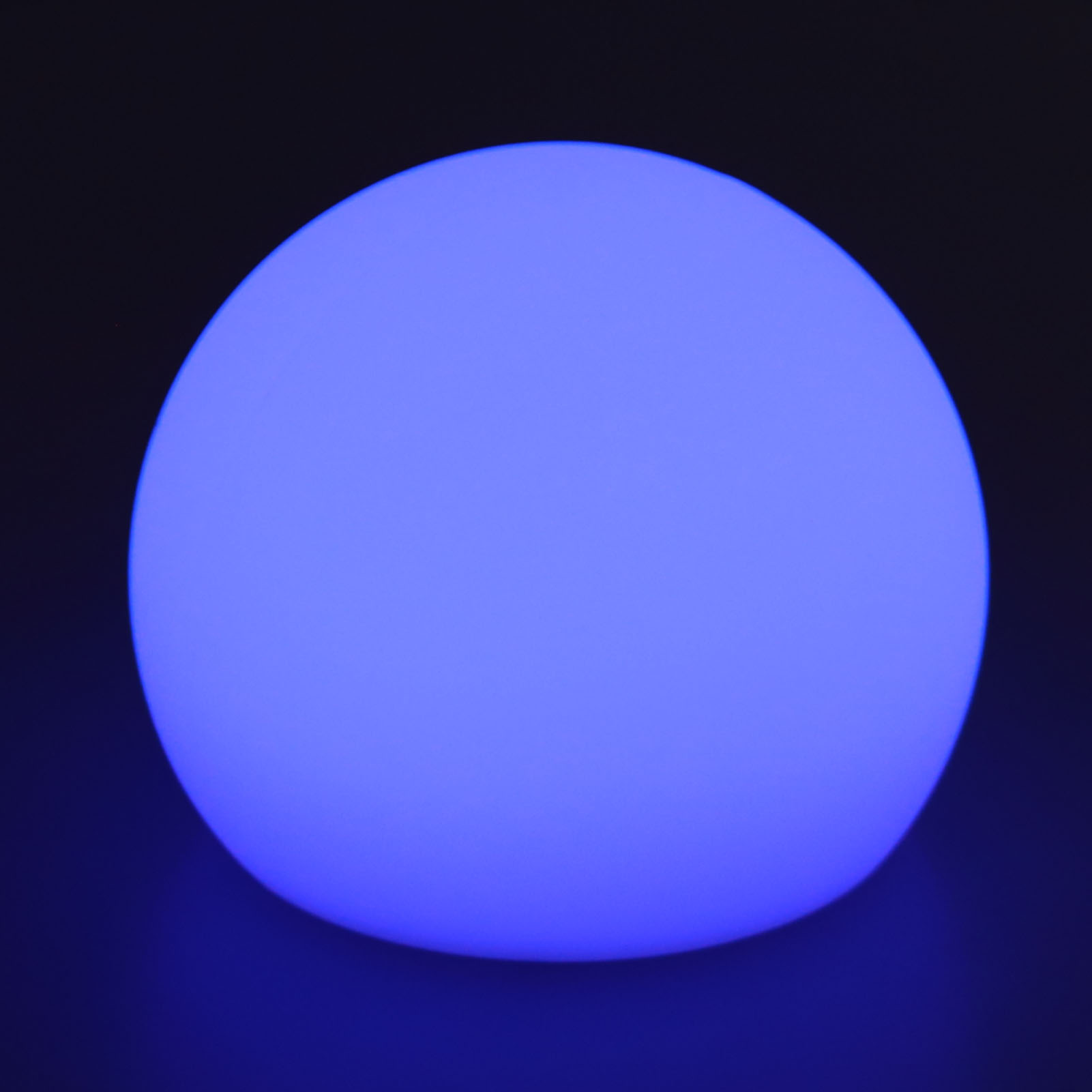 Eine leuchtende blaue Kugel vor schwarzem Hintergrund, mit subtiler blauer Reflexion unten.