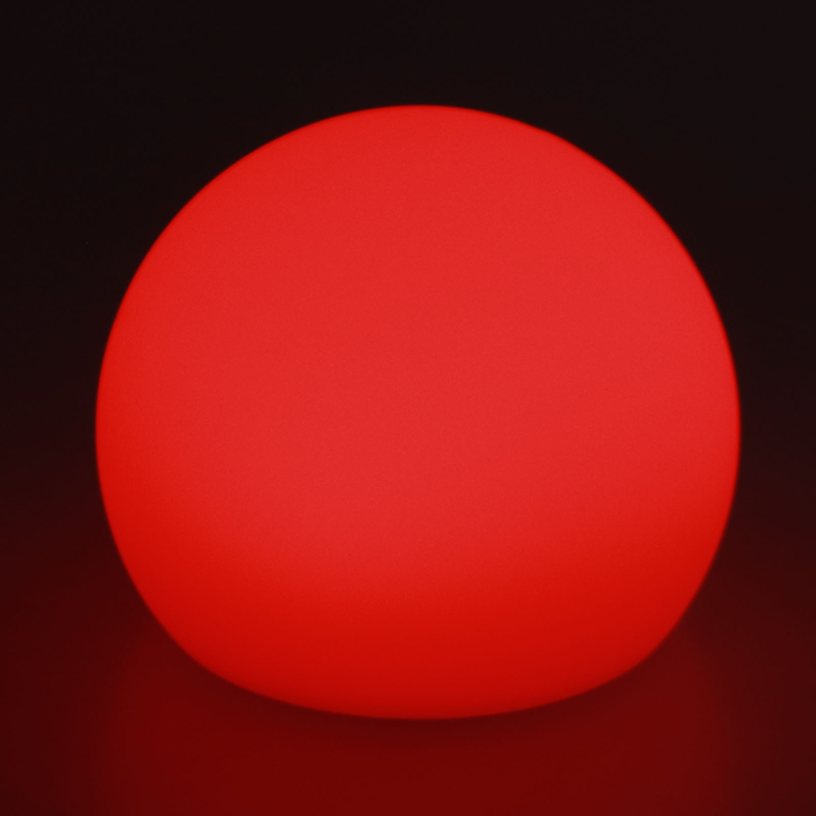 Eine leuchtende rote Kugel vor schwarzem Hintergrund. Die Kugel dominiert das Bild mit weichem, diffusem Licht.