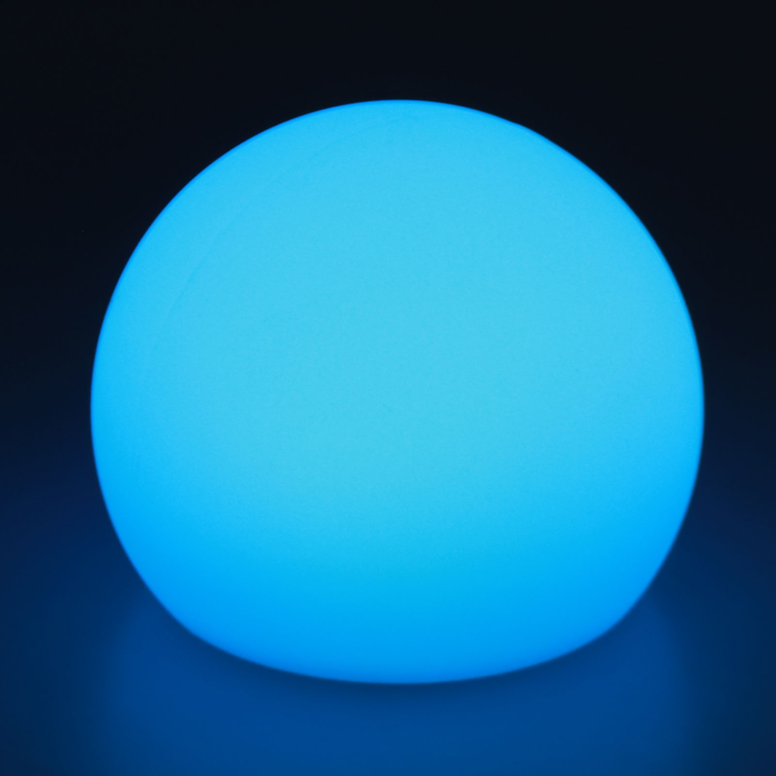 Ein leuchtender blauer Orb vor dunklem Hintergrund, wodurch ein einfaches und elegantes Bild entsteht.