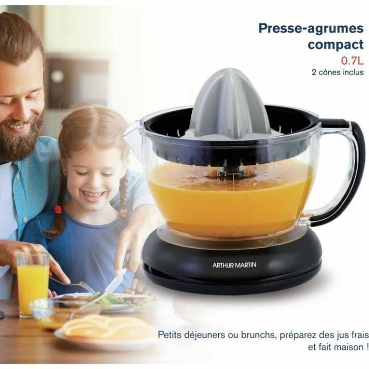 Un uomo e una bambina sorridono mentre usano uno spremiagrumi. Lo spremiagrumi è nero e trasparente, pieno di succo d'arancia.