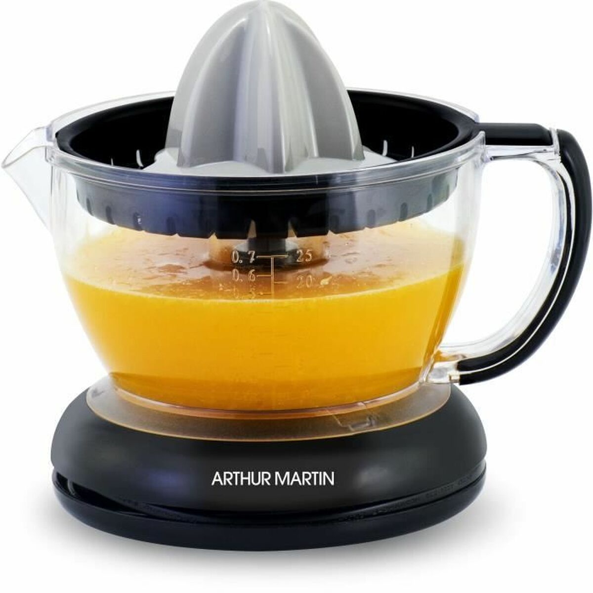 Uno spremiagrumi trasparente con succo d'arancia all'interno. Ha una base nera con la scritta 'ARTHUR MARTIN'. È visibile un manico.