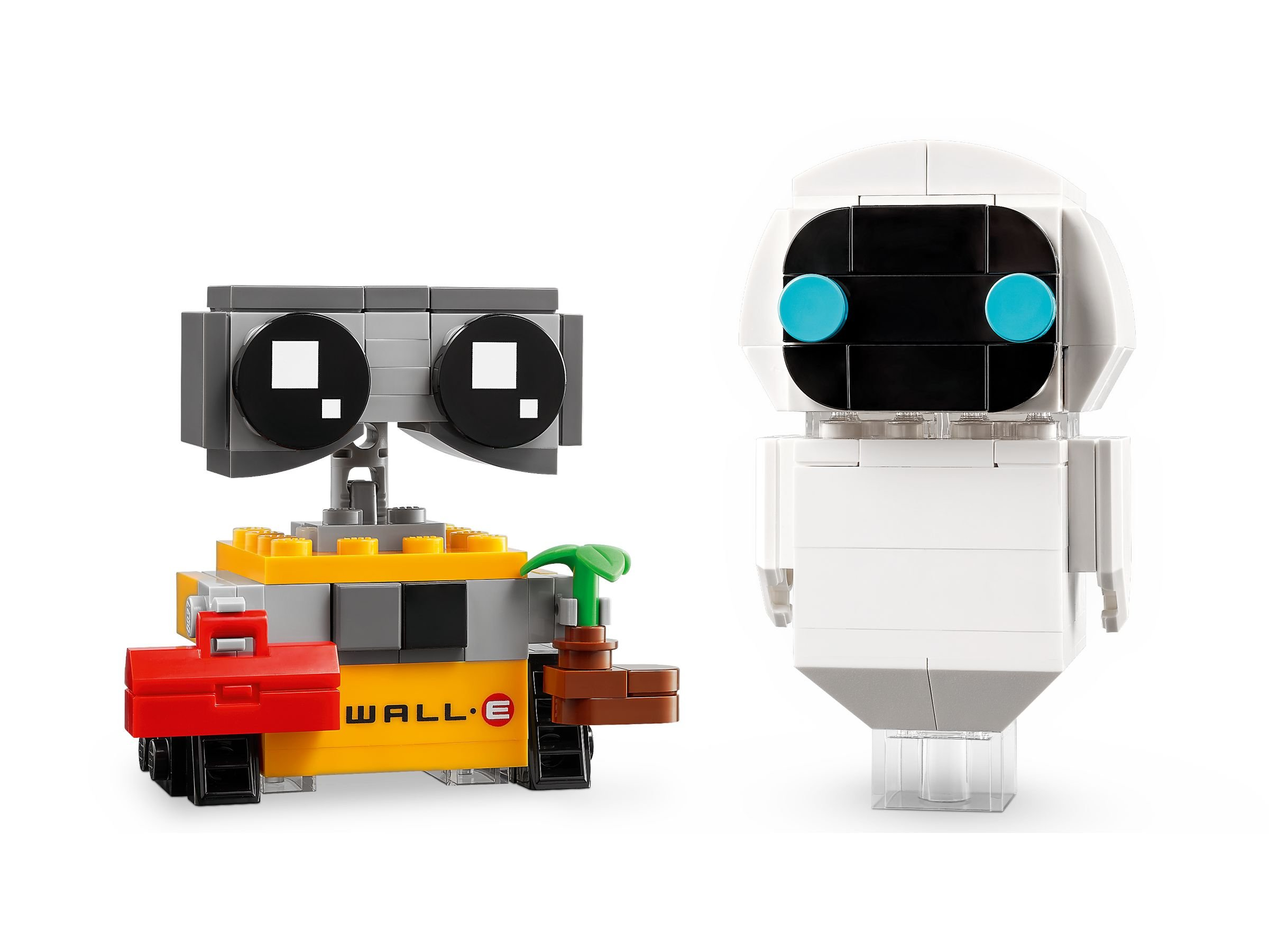 Modele LEGO robotów WALL-E i EVE. WALL-E jest żółty i szary, EVE biała. Oba na białym tle.