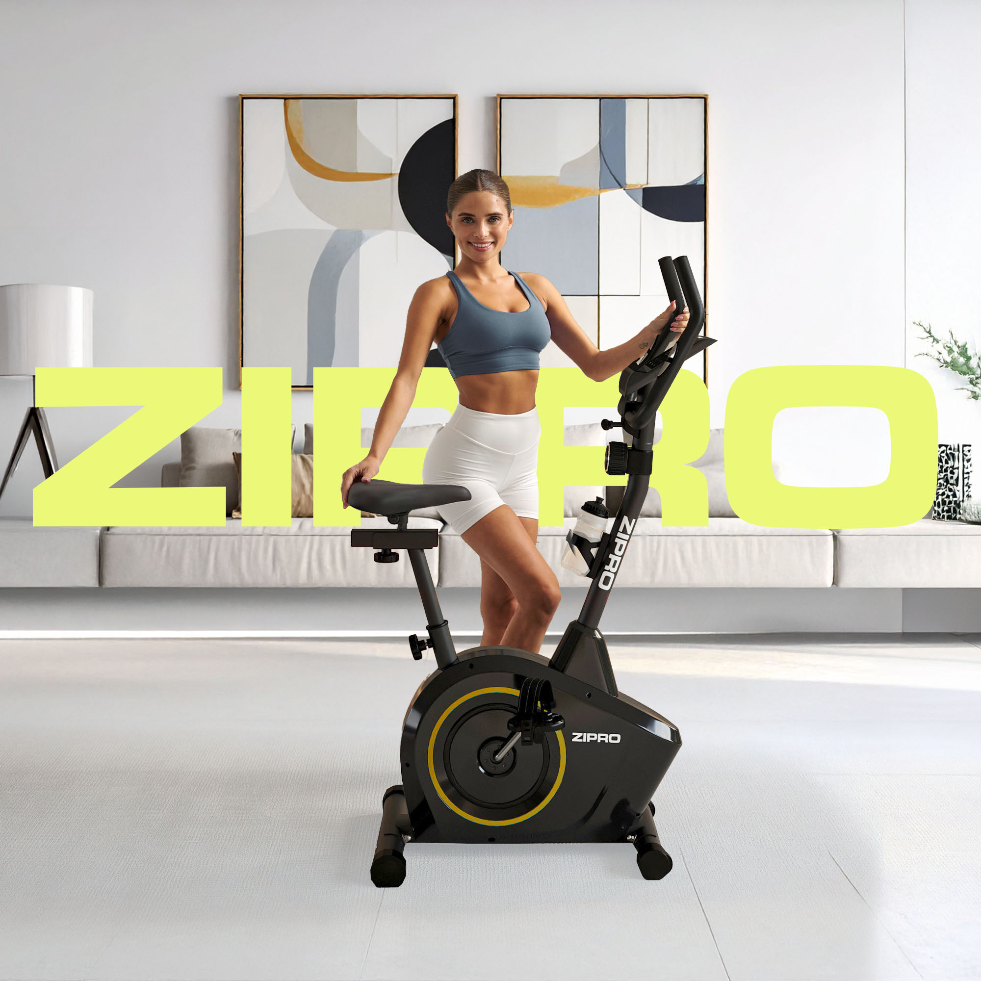Eine Frau posiert mit einem schwarzen Zipro-Heimtrainer, trägt ein blaues Oberteil und weiße Shorts. Der Hintergrund ist ein modernes Wohnzimmer.