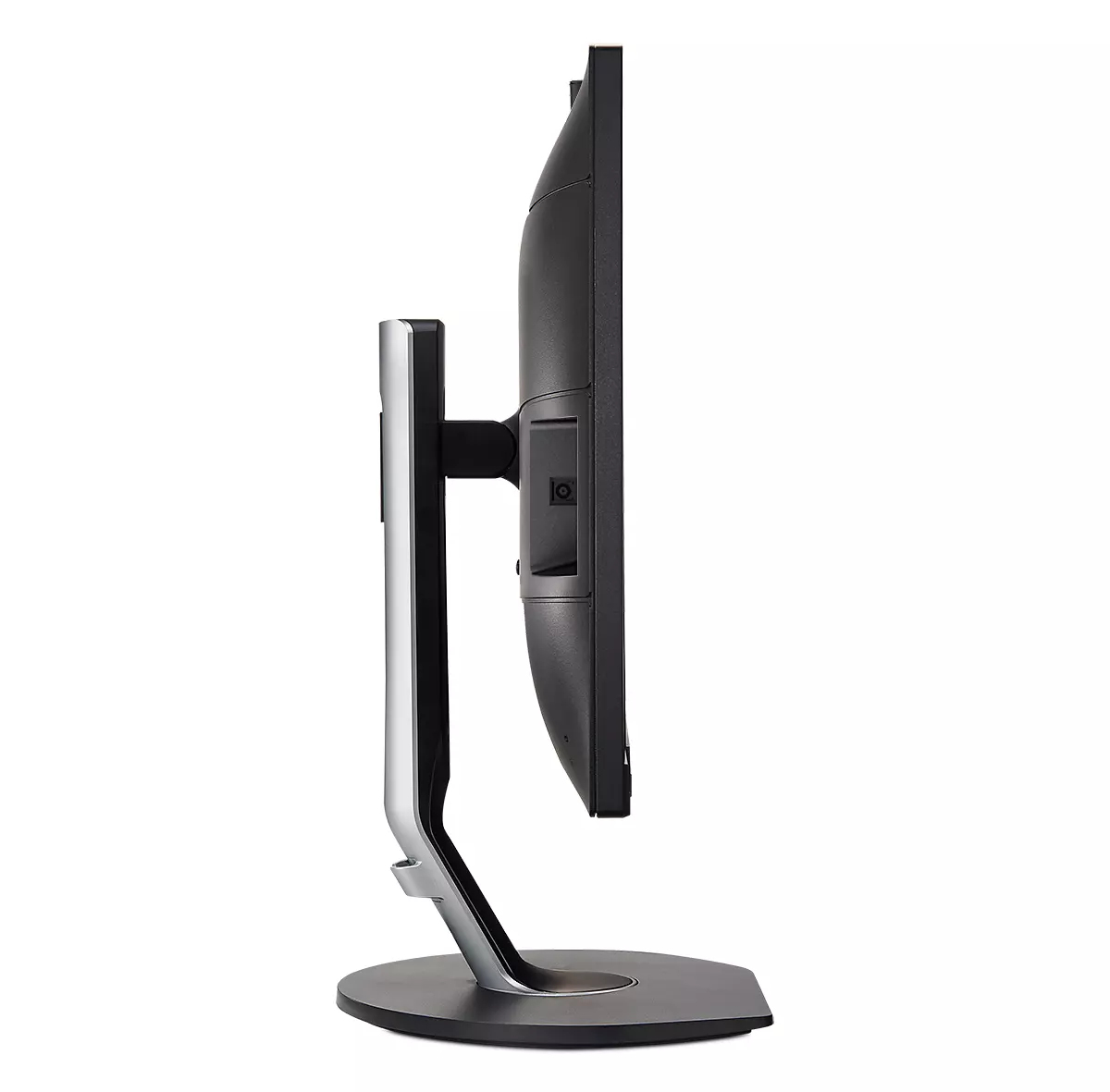 Vista laterale di un monitor nero su un supporto argentato. Lo schermo è scuro. Lo sfondo è bianco.