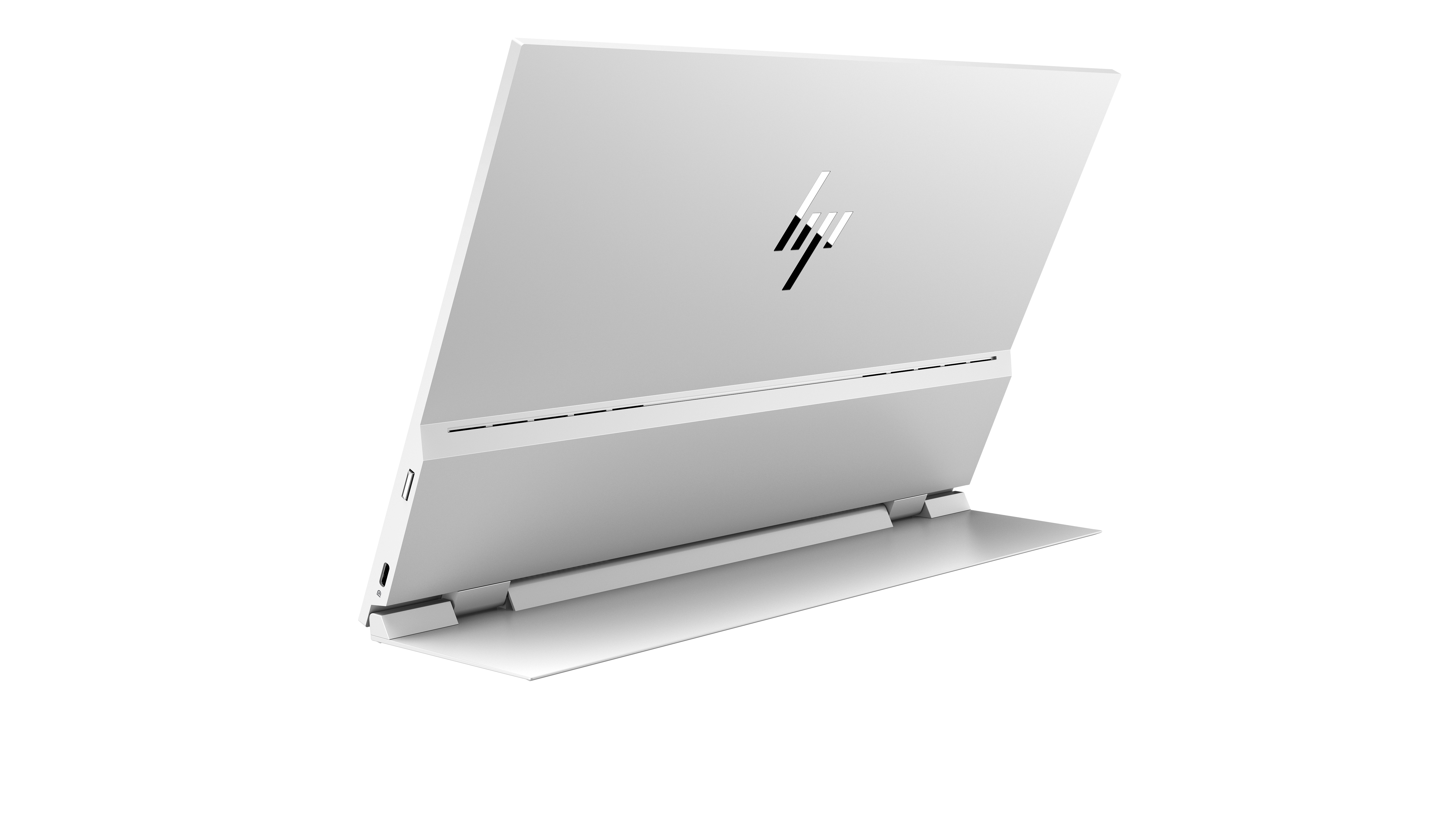 Un laptop HP argentato è aperto, mostrando il retro. Il logo HP è visibile. Lo schermo è angolato con un supporto.