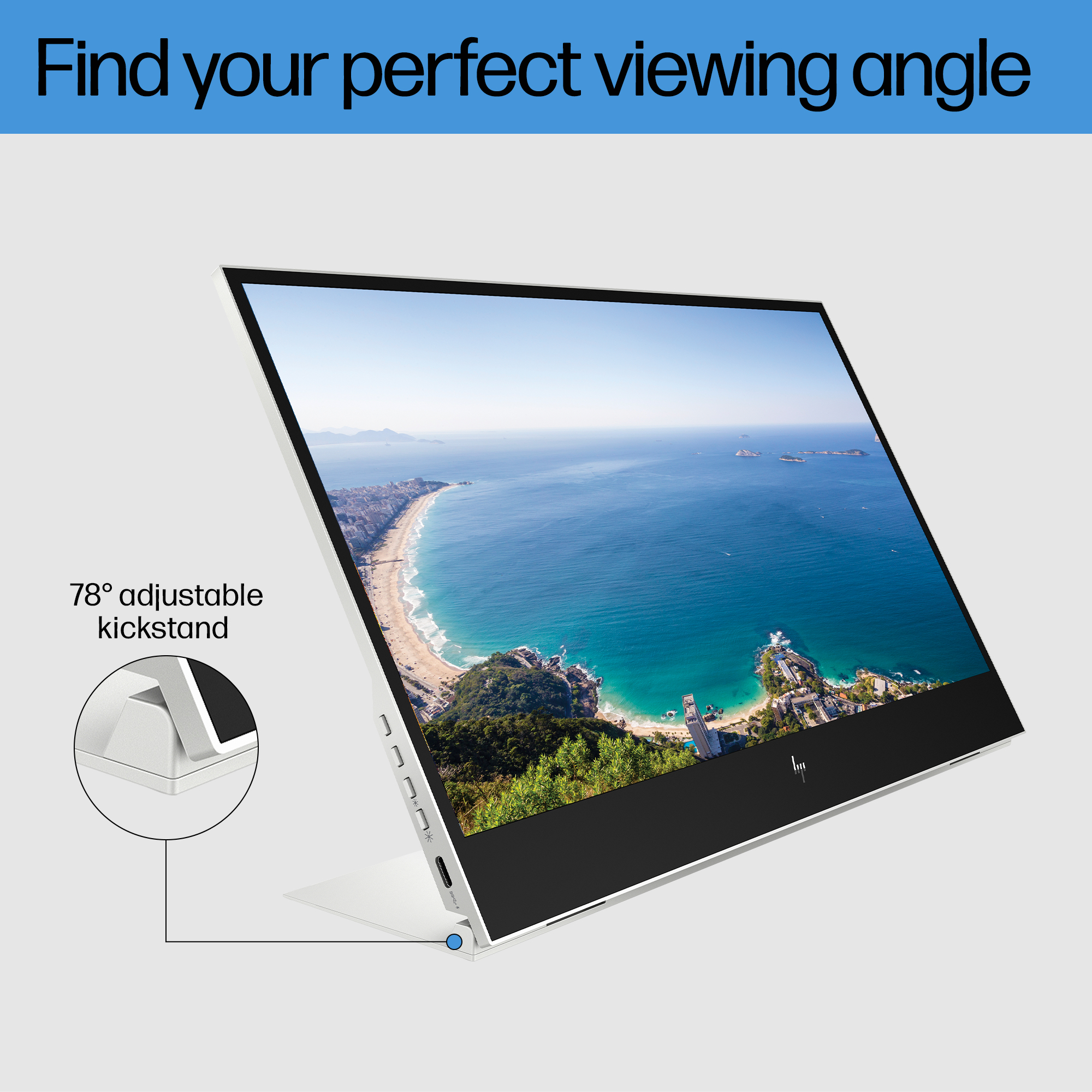 Un laptop bianco con un grande schermo mostra una scena di spiaggia. Lo schermo è supportato da un cavalletto regolabile a 78°.