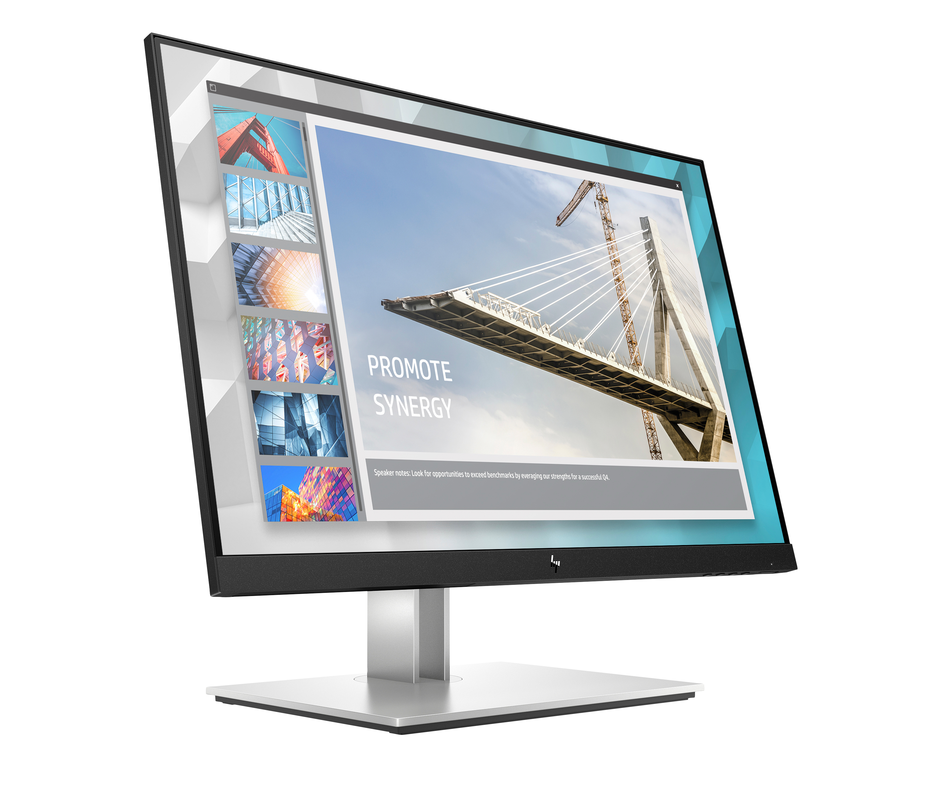 Ein Computermonitor zeigt eine Präsentation mit dem Text 'Promote Synergy' und einem Brückenbild. Der Monitor steht auf weißem Grund.