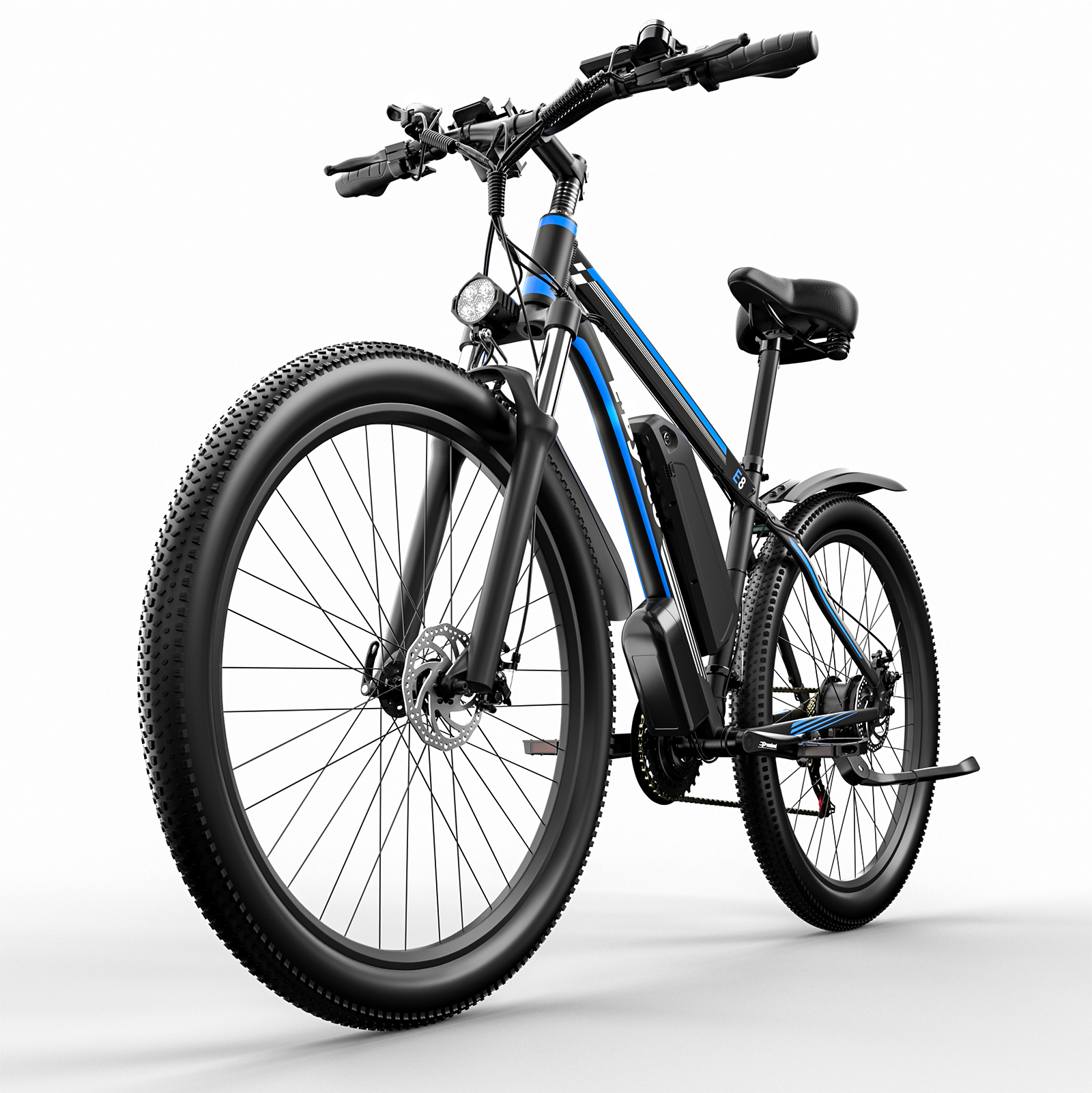 Czarny rower elektryczny z niebieskimi akcentami, dużymi oponami i reflektorem. Tło jest białe.