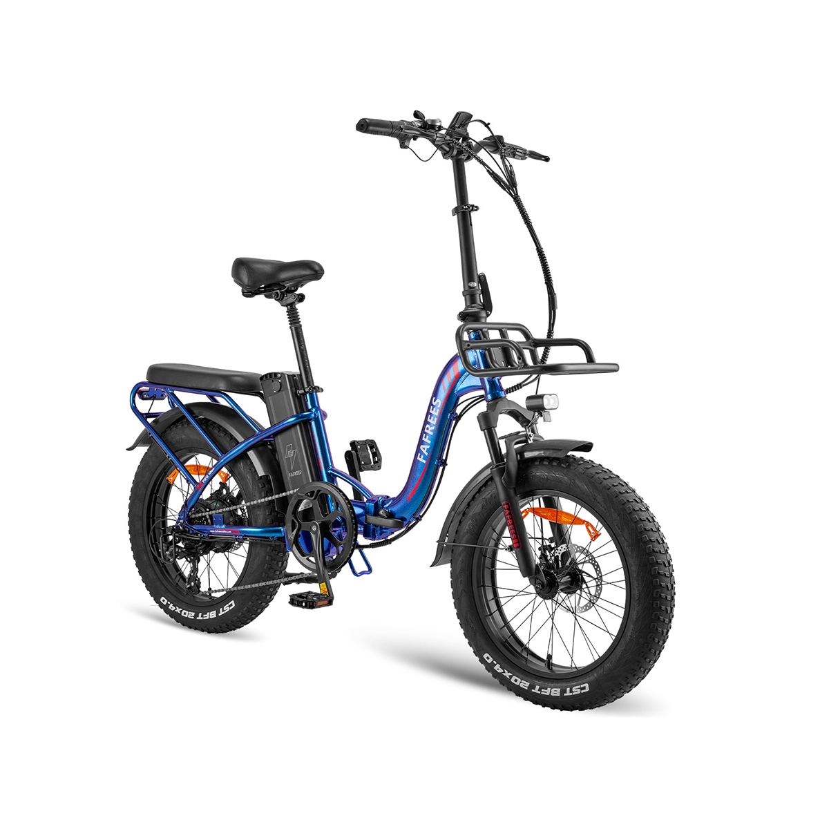 Niebieski rower elektryczny z grubymi oponami. Z przodu koszyk, z tyłu akumulator. Rower na białym tle.