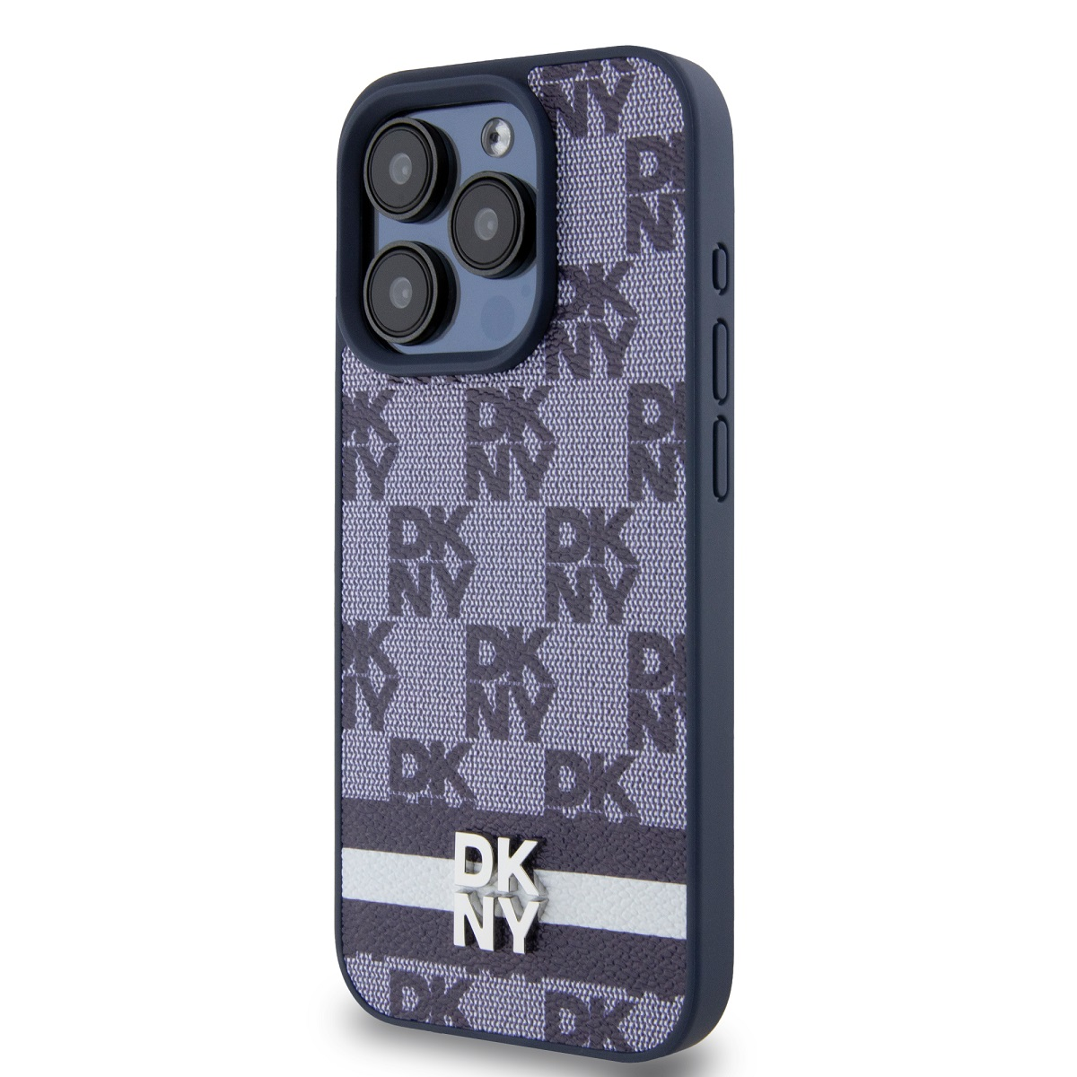 Una custodia per iPhone blu navy con motivo e logo DKNY. Ha una striscia bianca e un modulo fotocamera con tre obiettivi.