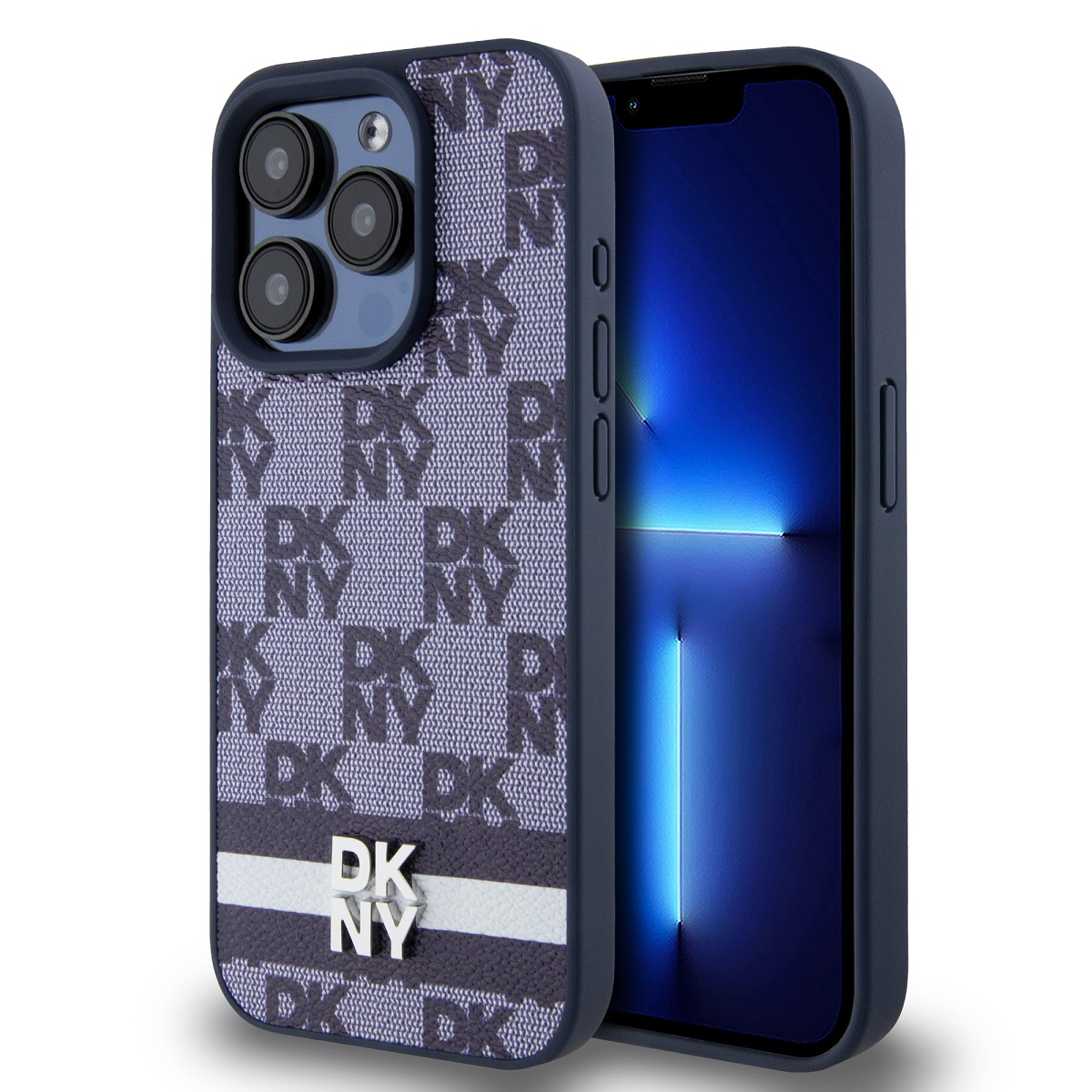 Un iPhone in una custodia blu navy DKNY, con logo DKNY e striscia bianca. Lo schermo del telefono è blu. La custodia ha un motivo.
