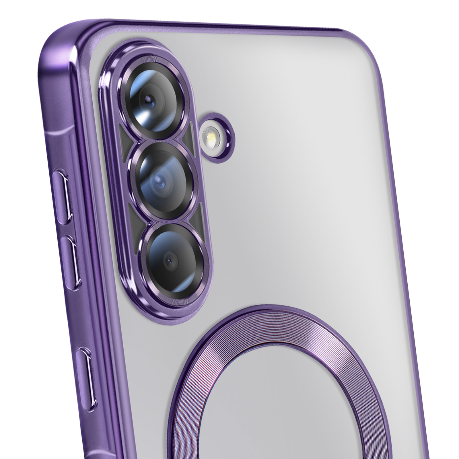 Gros plan d'une coque de téléphone violette. Elle comprend un module caméra avec trois lentilles et un élément en forme d'anneau.