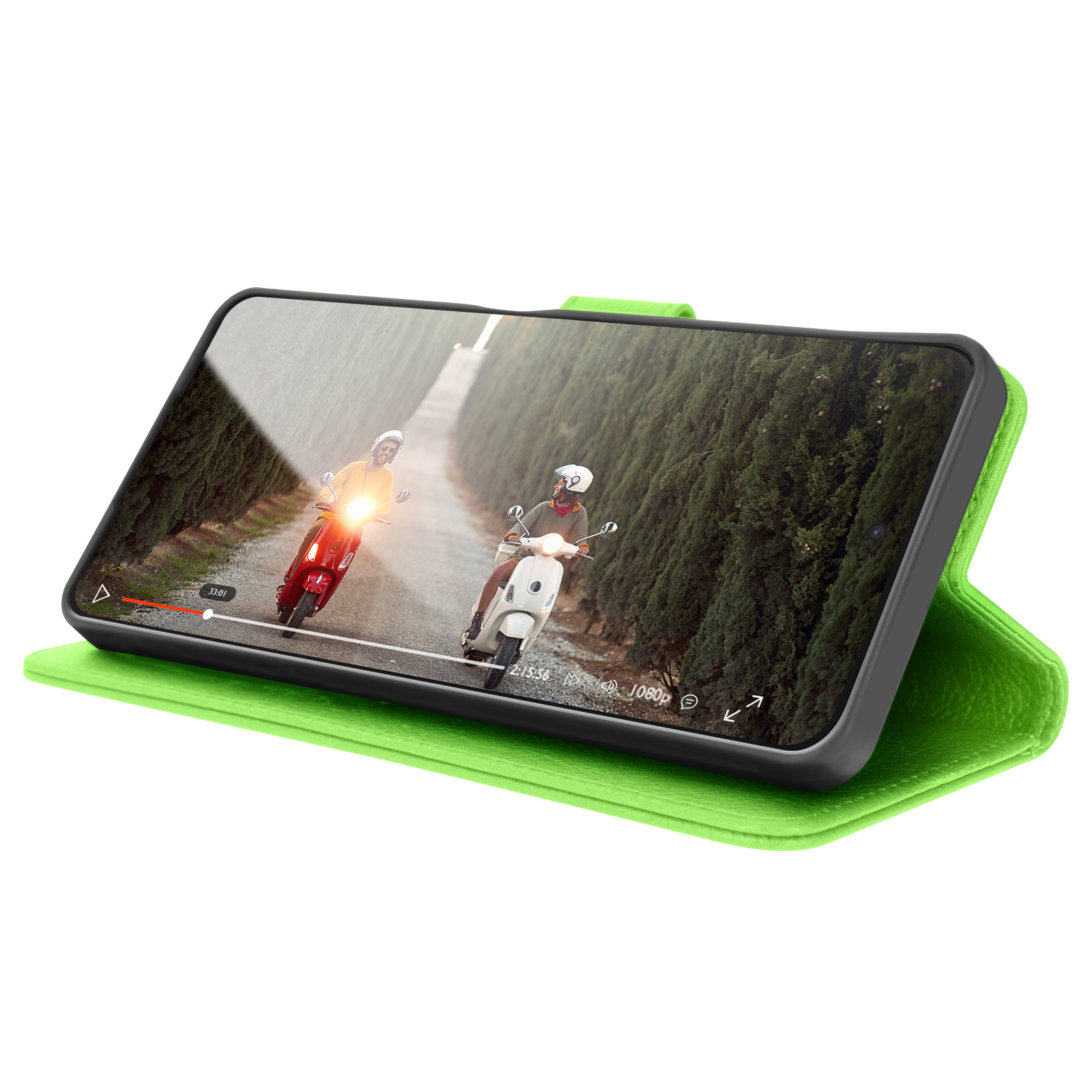 Un téléphone dans un étui vert montre une vidéo de deux scooters roulant sur une route bordée d'arbres.
