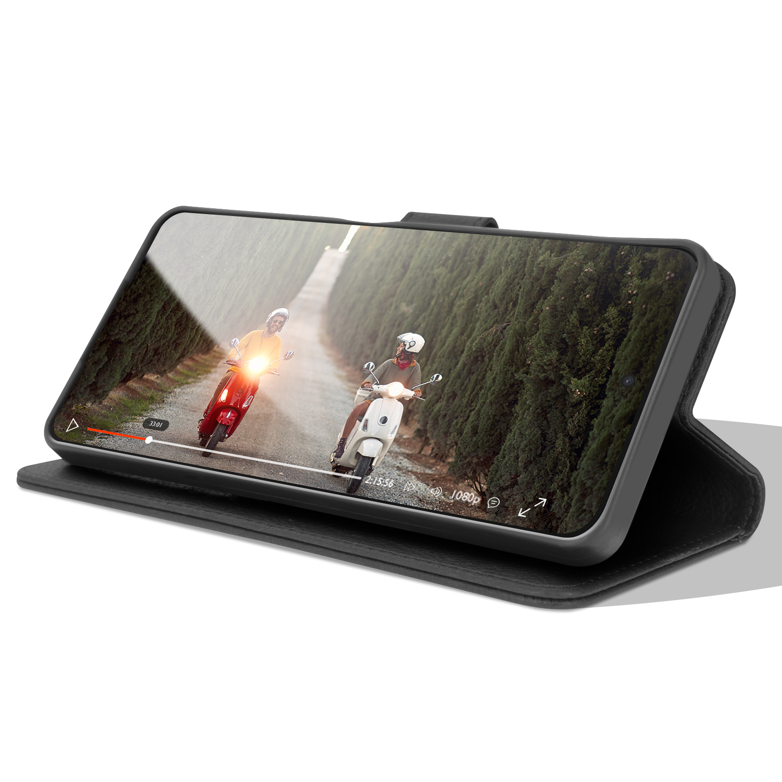 Een telefoon toont een video van twee mensen op scooters. De telefoon zit in een zwarte hoes op een witte achtergrond.