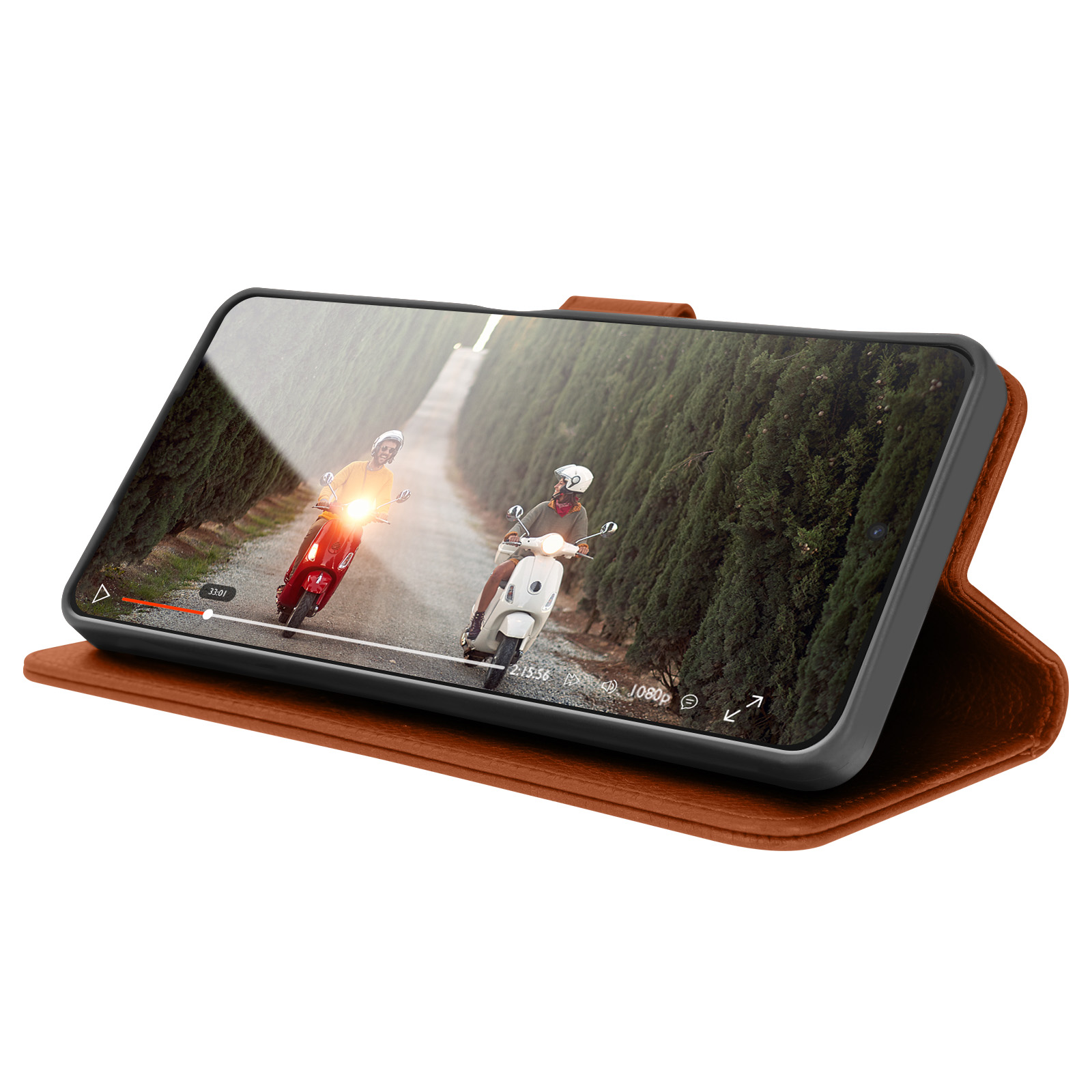 Un téléphone affichant une vidéo de deux scooters sur une route, dans un étui en cuir marron. L'arrière-plan est une forêt verte.