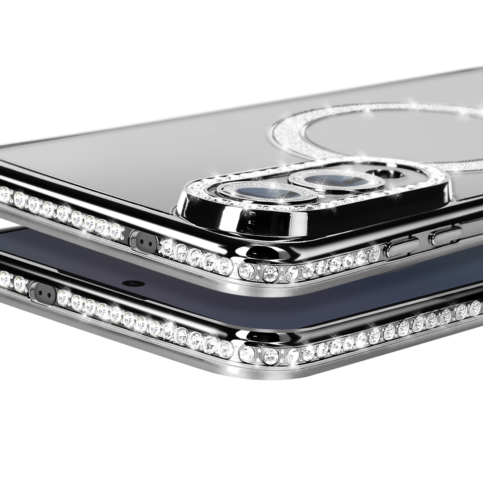 Gros plan d'une coque de téléphone argentée avec des accents de diamants. Elle a des découpes pour l'appareil photo et un support en anneau, sur fond blanc.