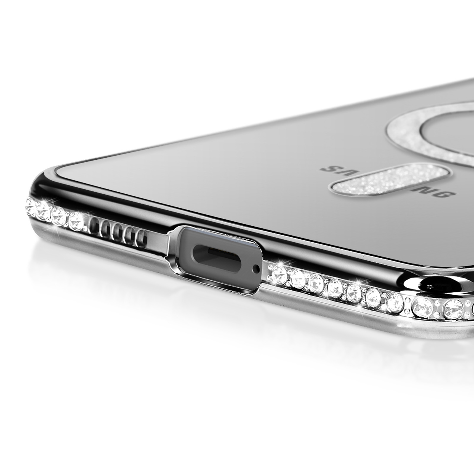 Gros plan d'une coque de téléphone avec strass, finition argentée brillante et le logo Samsung.