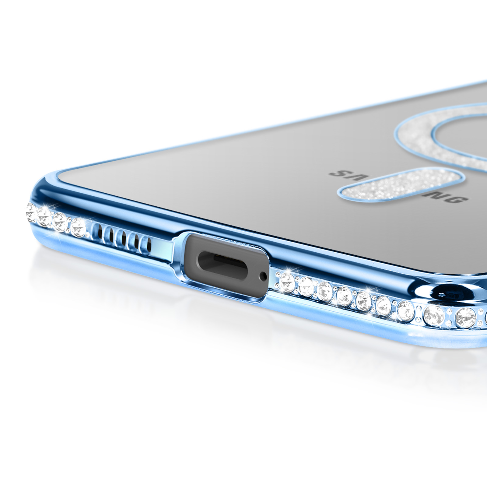 Gros plan sur une coque de téléphone bleu clair. Le boîtier comporte des strass incrustés et un logo Samsung.