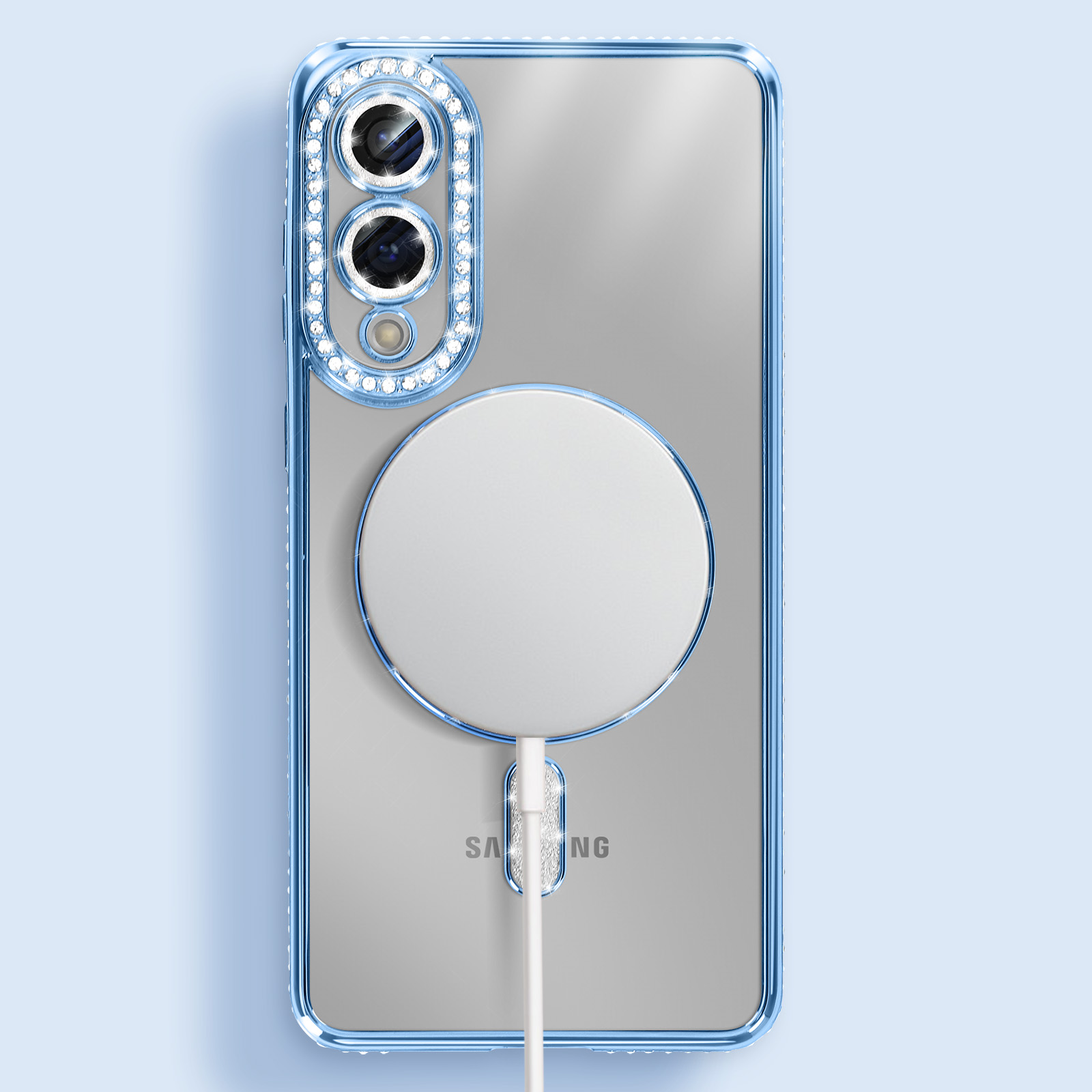 Coque de téléphone transparente avec bordure bleue ornée de bijoux. Elle comprend un chargeur circulaire et un câble blanc. Le fond est bleu clair.