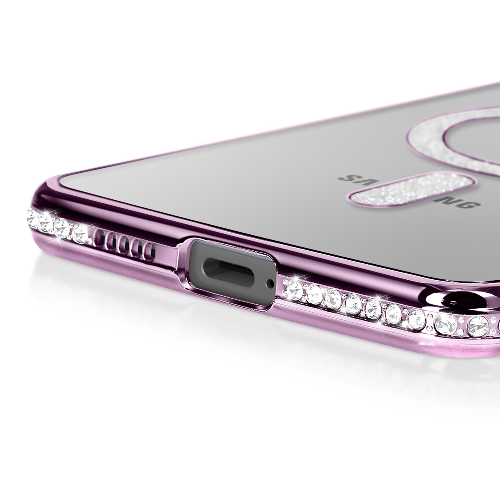 Gros plan sur une coque de téléphone violette avec un écran transparent. Des strass bordent les bords. Le mot SAMSUNG est visible.