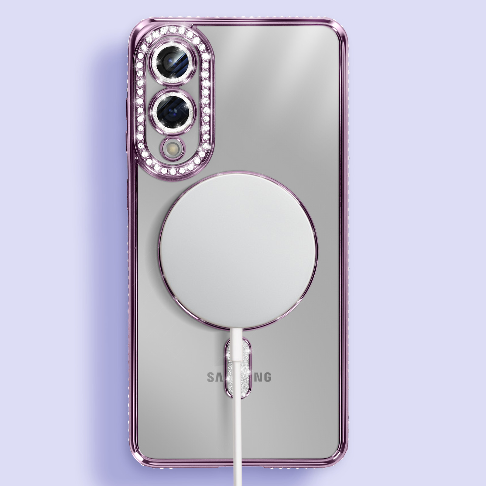 Une coque de téléphone avec des strass autour de l'appareil photo et un cercle blanc. Elle est branchée et a une bordure violette.